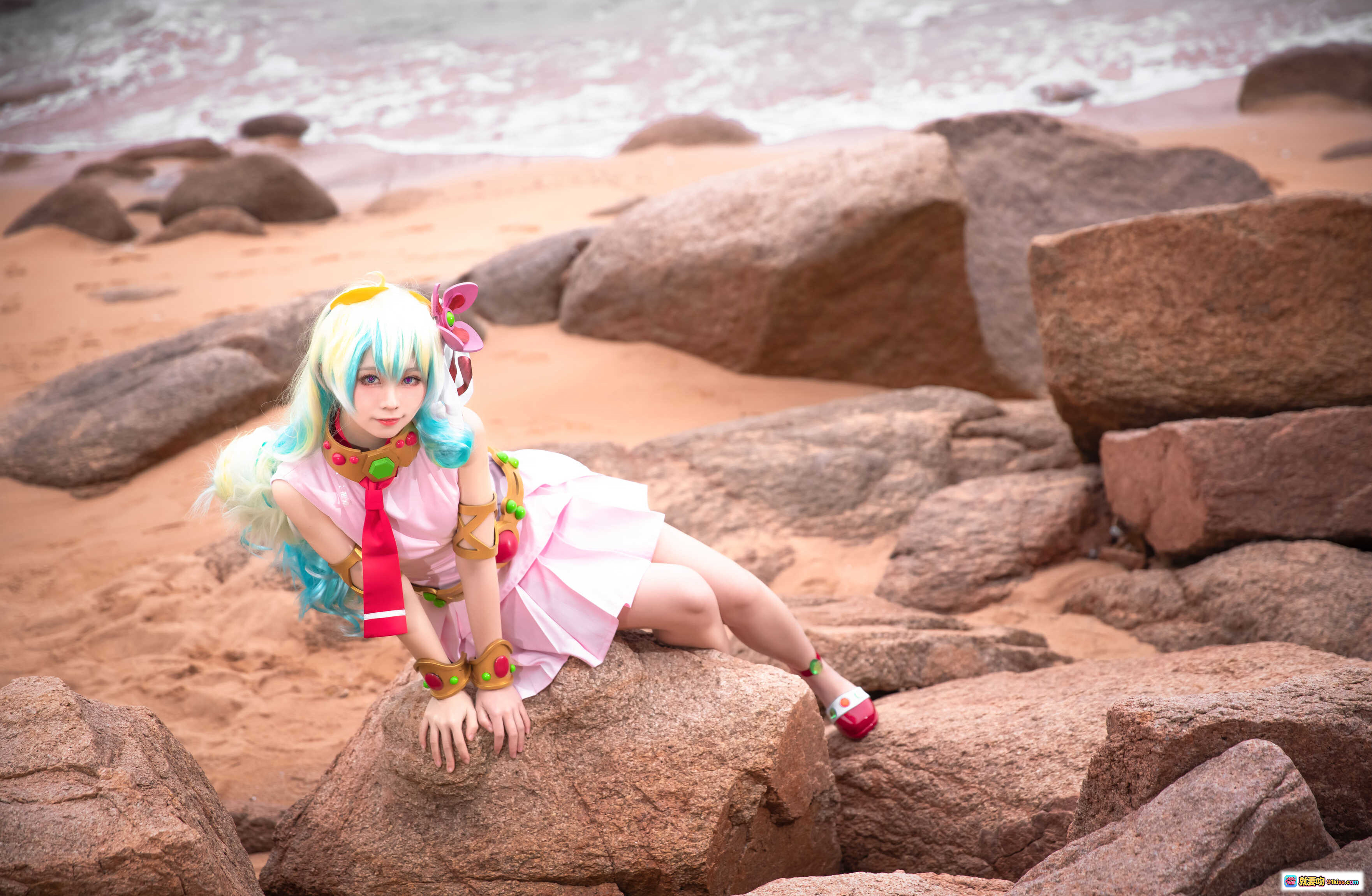 图片[4] - G44不会受伤 NO.026 尼娅 cosplay 海边岩石场景 粉色系服装 彩虹长发 红色高跟鞋 自然风光 摄影写真 30P高清图集 - 就要吻