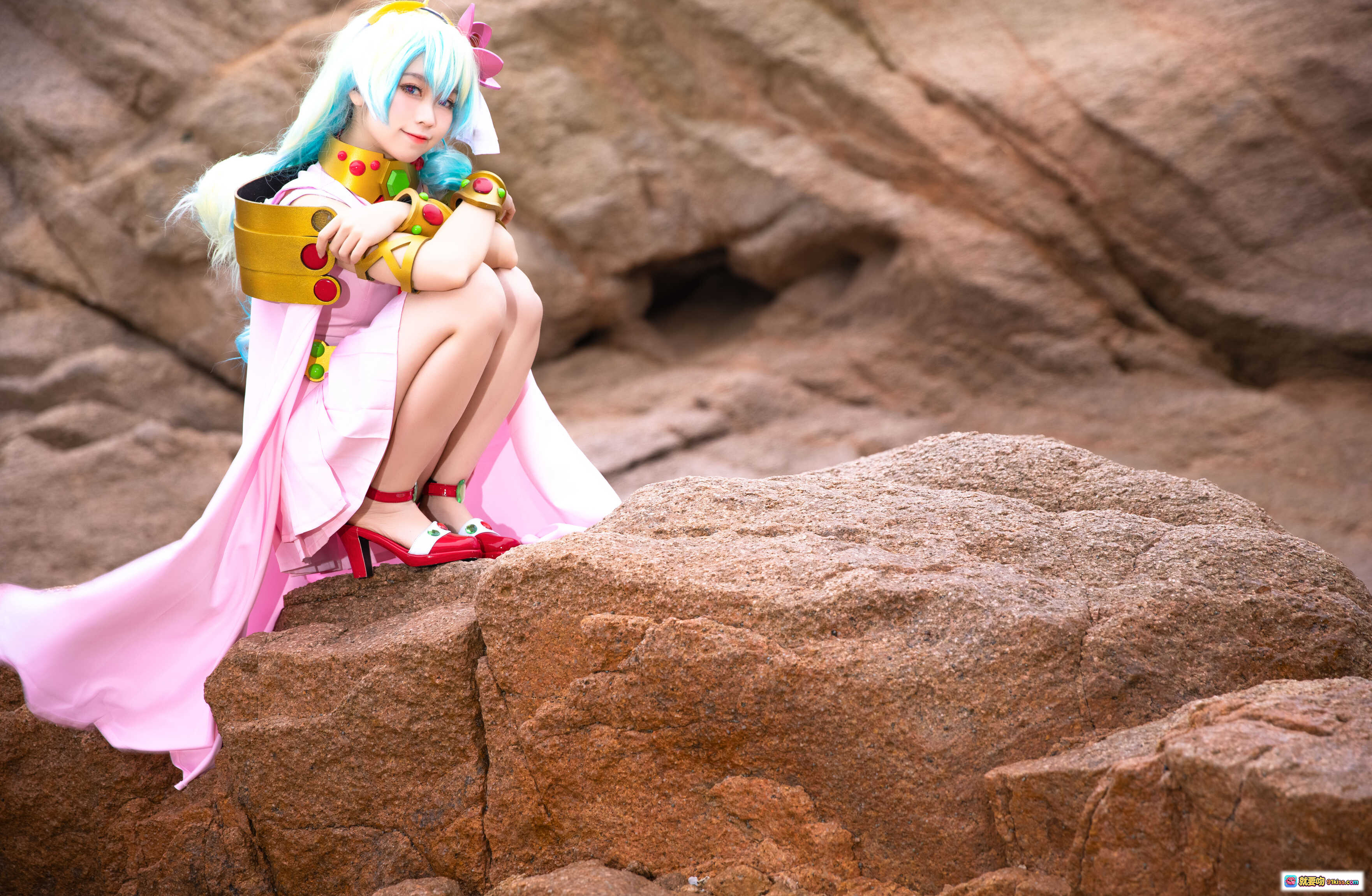 图片[2] - G44不会受伤 NO.026 尼娅 cosplay 海边岩石场景 粉色系服装 彩虹长发 红色高跟鞋 自然风光 摄影写真 30P高清图集 - 就要吻