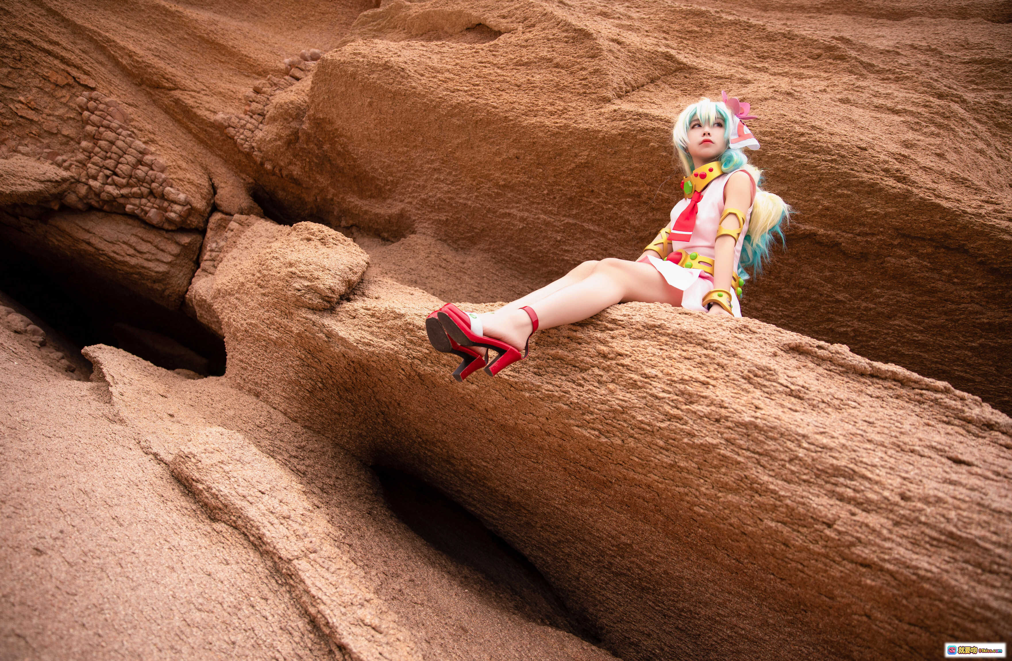 图片[6] - G44不会受伤 NO.026 尼娅 cosplay 海边岩石场景 粉色系服装 彩虹长发 红色高跟鞋 自然风光 摄影写真 30P高清图集 - 就要吻