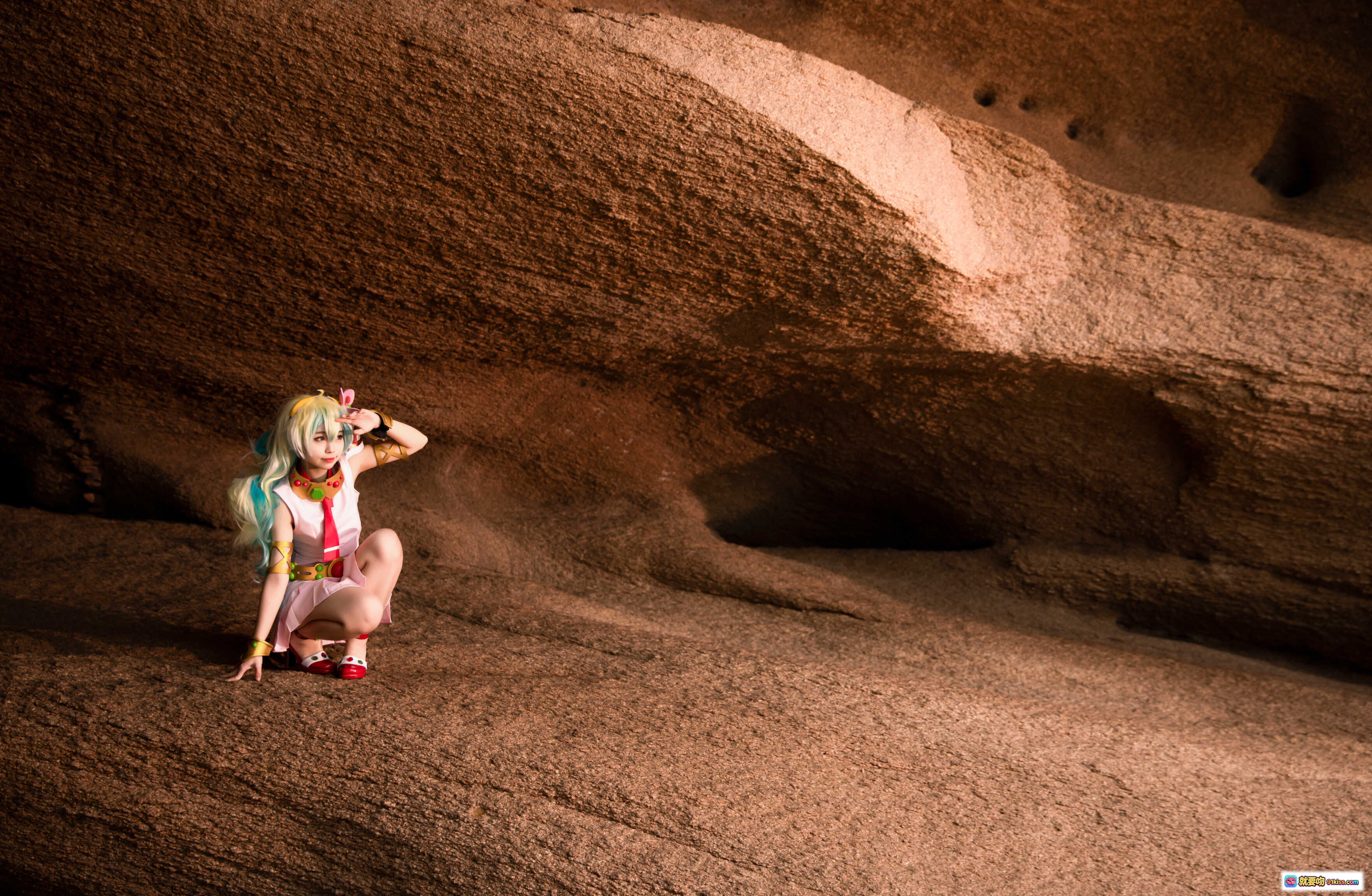 图片[9] - G44不会受伤 NO.026 尼娅 cosplay 海边岩石场景 粉色系服装 彩虹长发 红色高跟鞋 自然风光 摄影写真 30P高清图集 - 就要吻