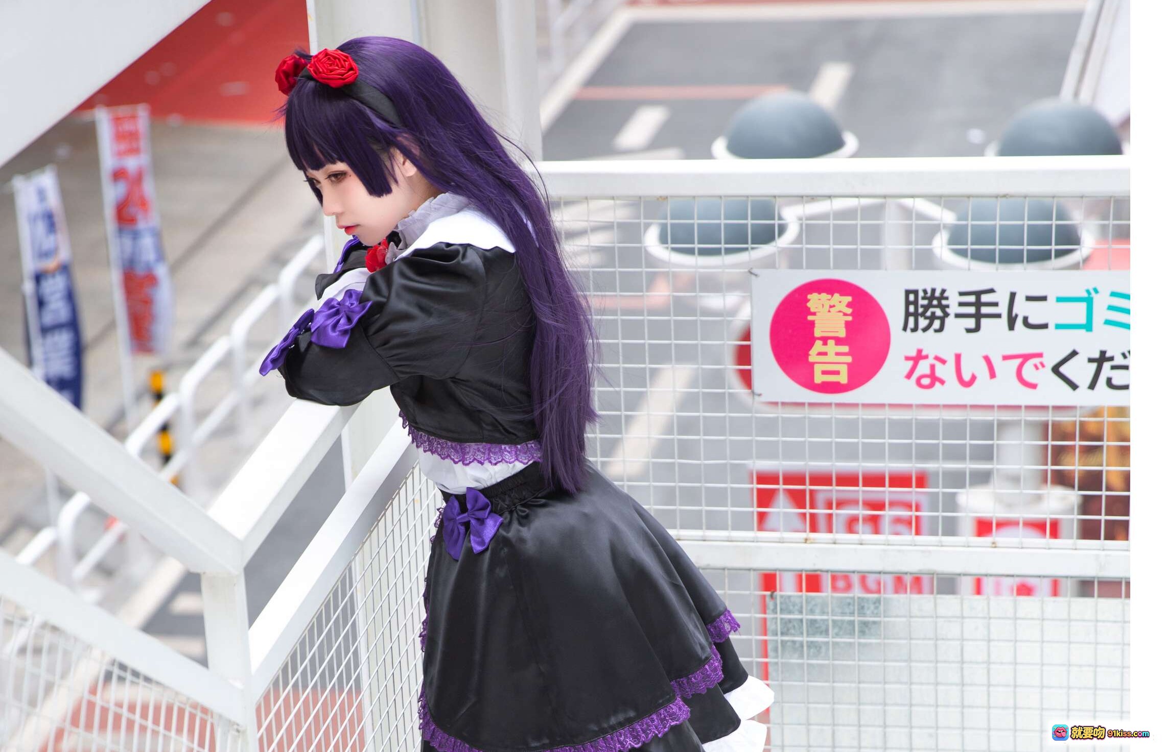 图片[2] - 黑猫cosplay写真 | 优雅哥特风女仆装 | 紫发红饰街头拍摄 | 日系动漫角色还原 | 高清21P美图集 - 就要吻