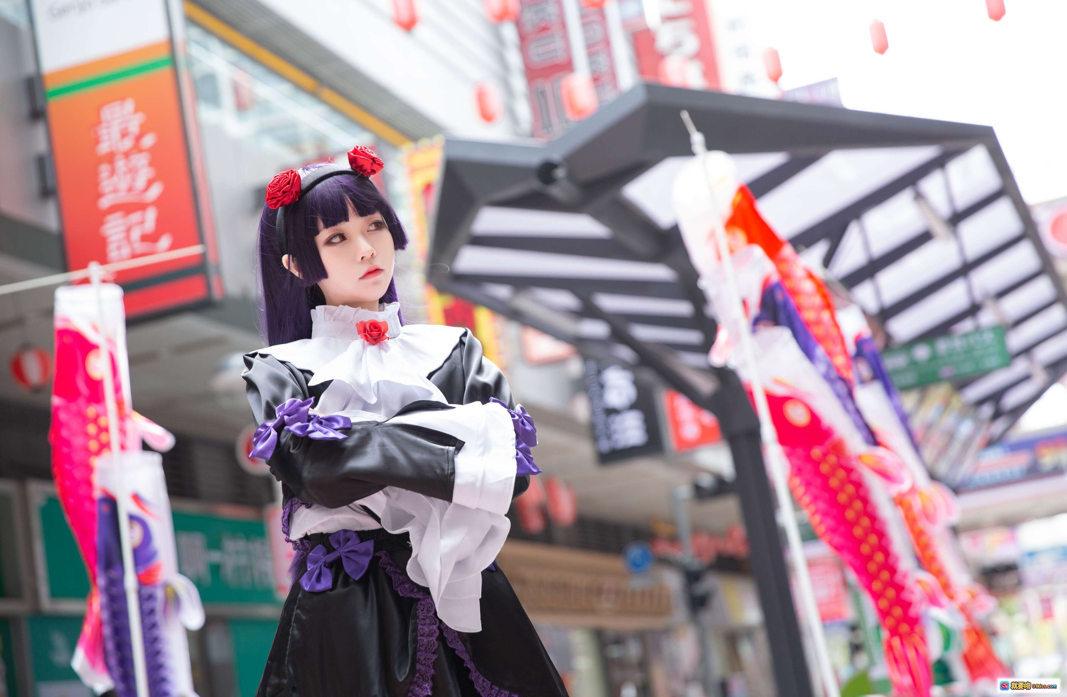 黑猫cosplay写真 | 优雅哥特风女仆装 | 紫发红饰街头拍摄 | 日系动漫角色还原 | 高清21P美图集 - 就要吻