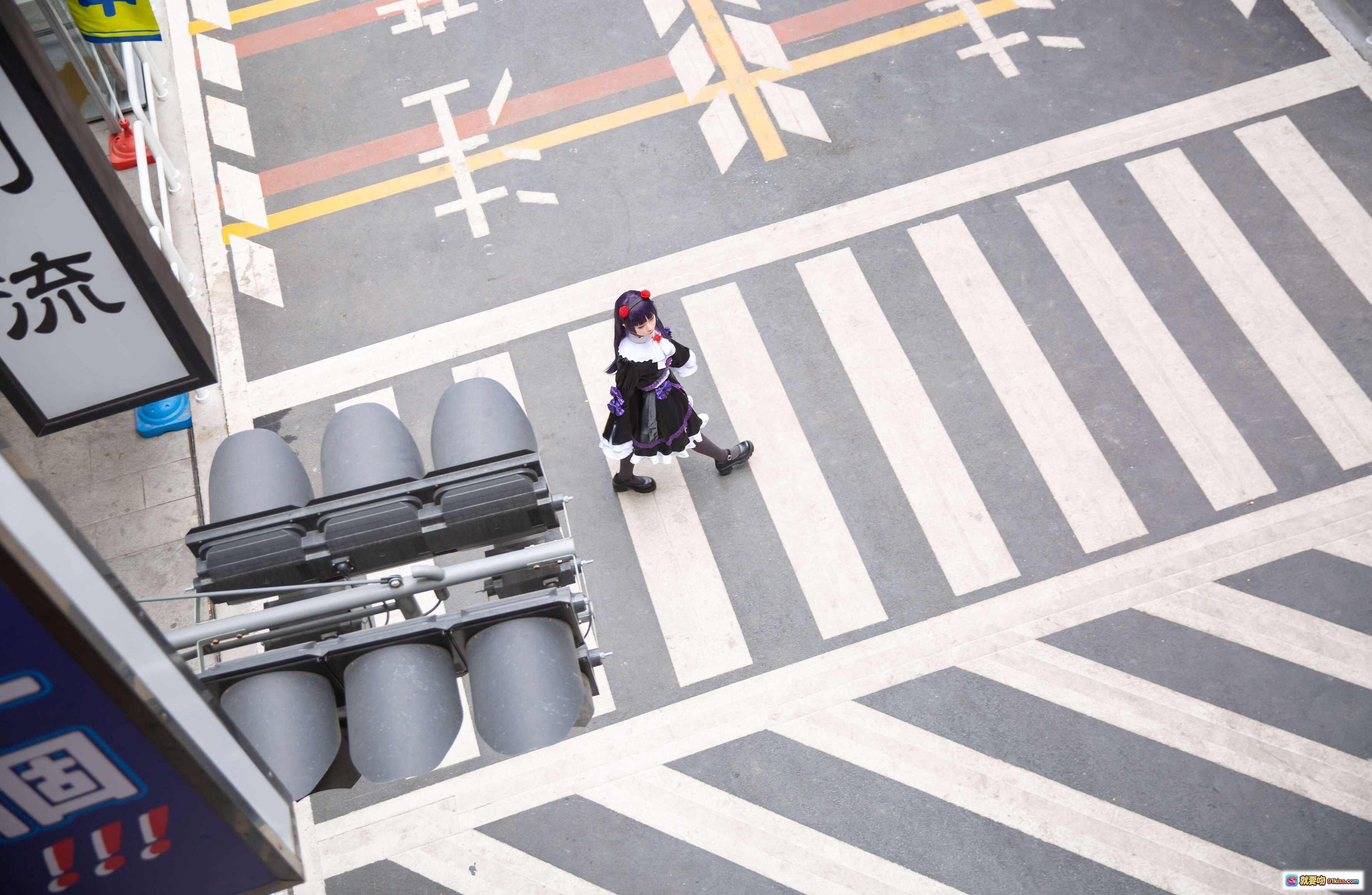 图片[3] - 黑猫cosplay写真 | 优雅哥特风女仆装 | 紫发红饰街头拍摄 | 日系动漫角色还原 | 高清21P美图集 - 就要吻