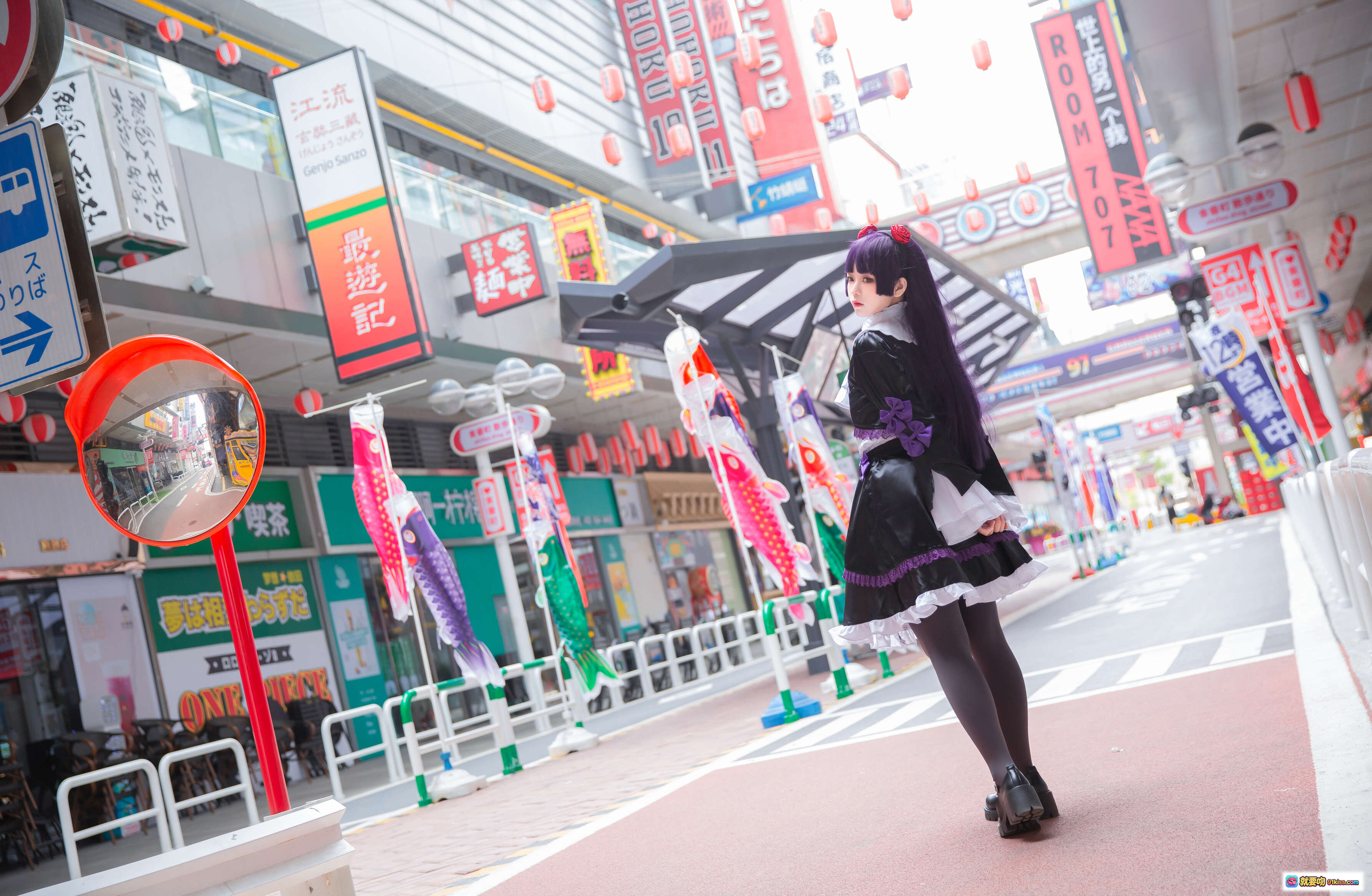 图片[8] - 黑猫cosplay写真 | 优雅哥特风女仆装 | 紫发红饰街头拍摄 | 日系动漫角色还原 | 高清21P美图集 - 就要吻