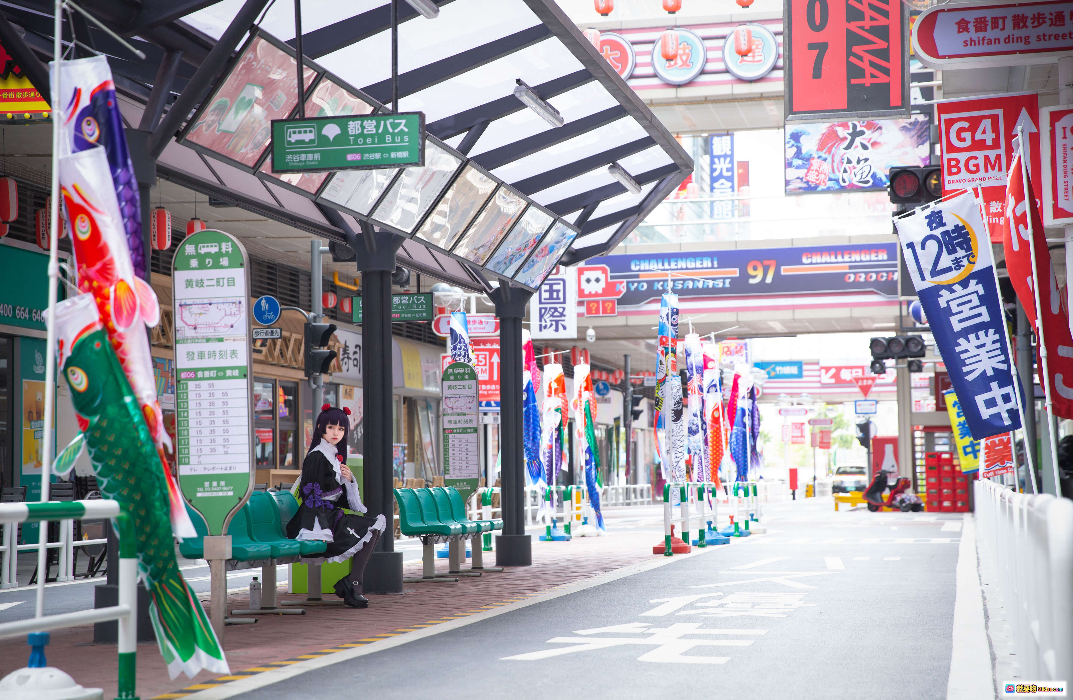 图片[4] - 黑猫cosplay写真 | 优雅哥特风女仆装 | 紫发红饰街头拍摄 | 日系动漫角色还原 | 高清21P美图集 - 就要吻