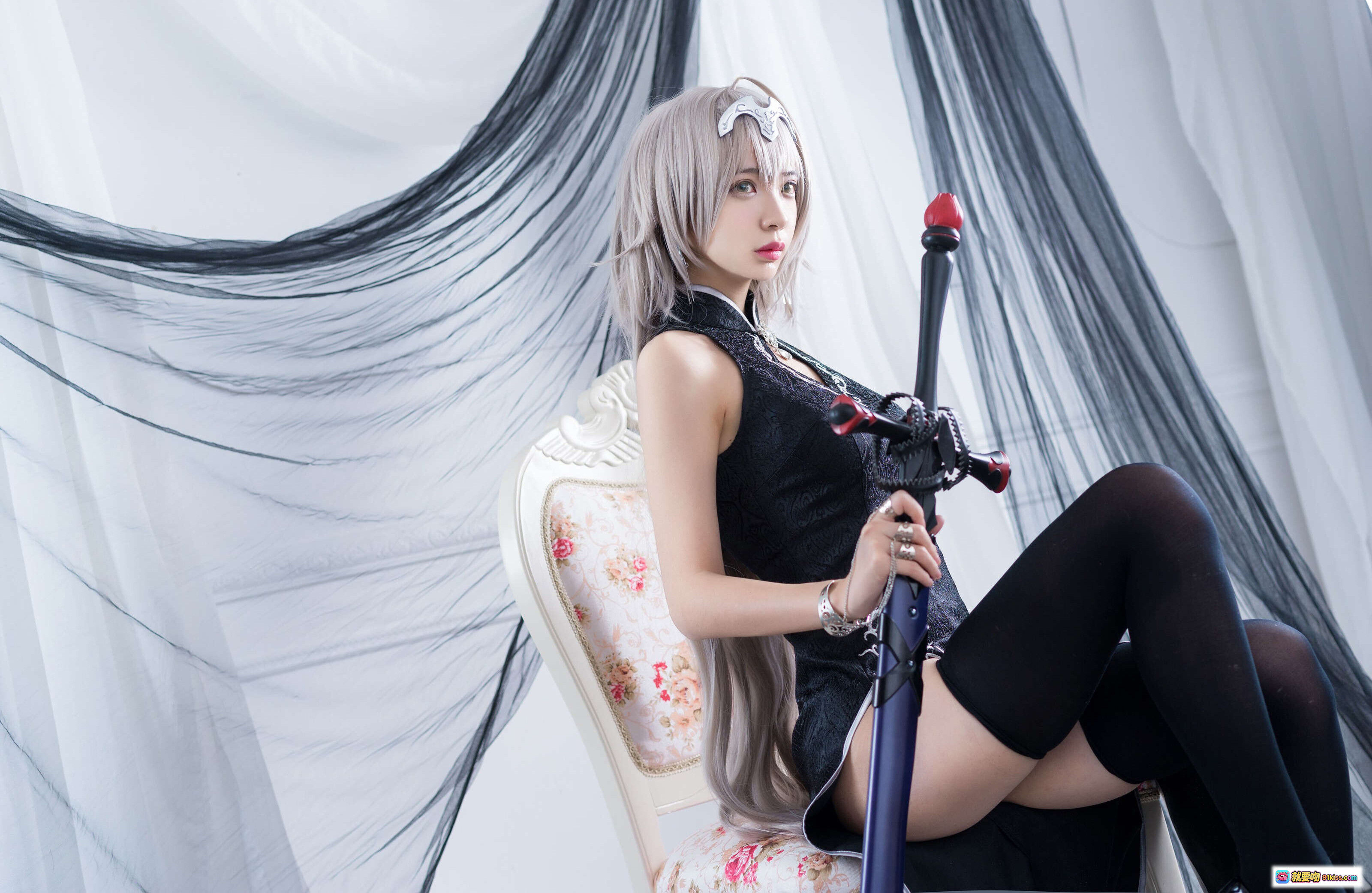 图片[3] - 疯猫ss NO.039 黑贞旗袍cosplay 黑色高开叉旗袍+黑丝长腿+持剑坐姿+暗黑系写真 - 就要吻