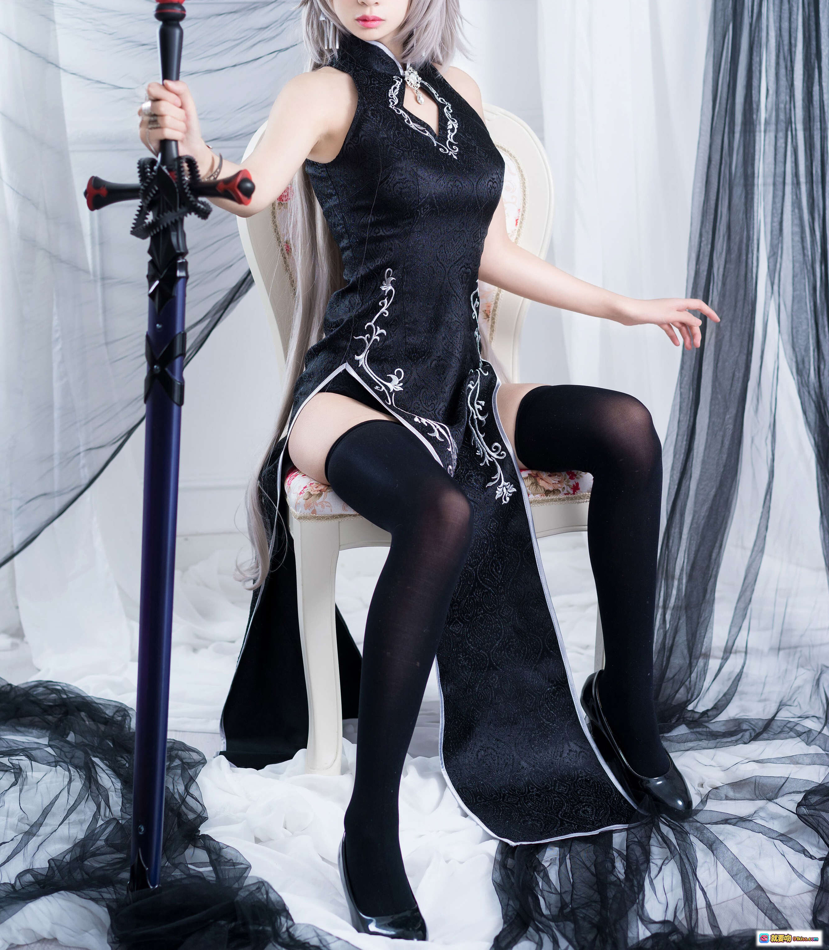 疯猫ss NO.039 黑贞旗袍cosplay 黑色高开叉旗袍+黑丝长腿+持剑坐姿+暗黑系写真 - 就要吻