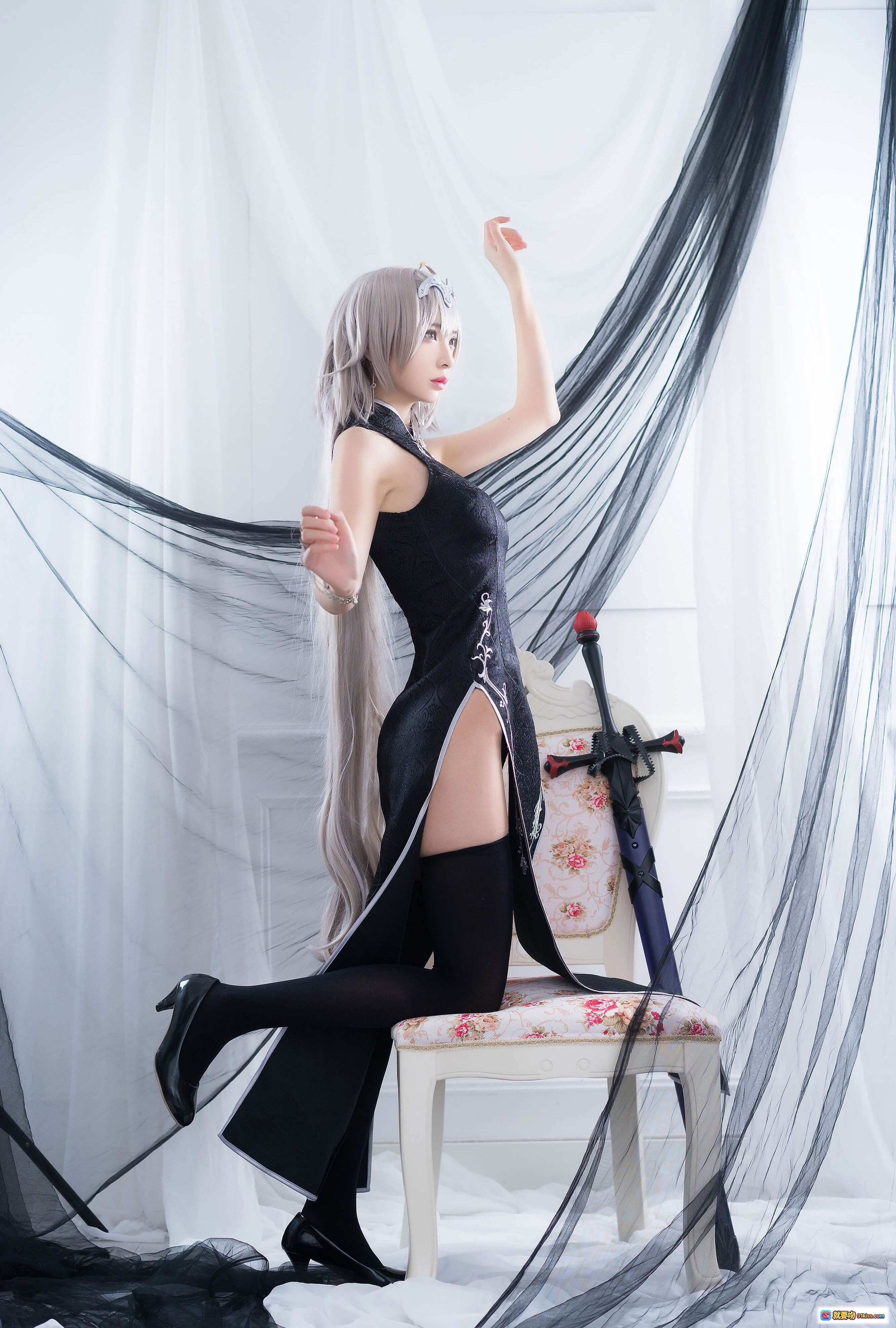图片[7] - 疯猫ss NO.039 黑贞旗袍cosplay 黑色高开叉旗袍+黑丝长腿+持剑坐姿+暗黑系写真 - 就要吻