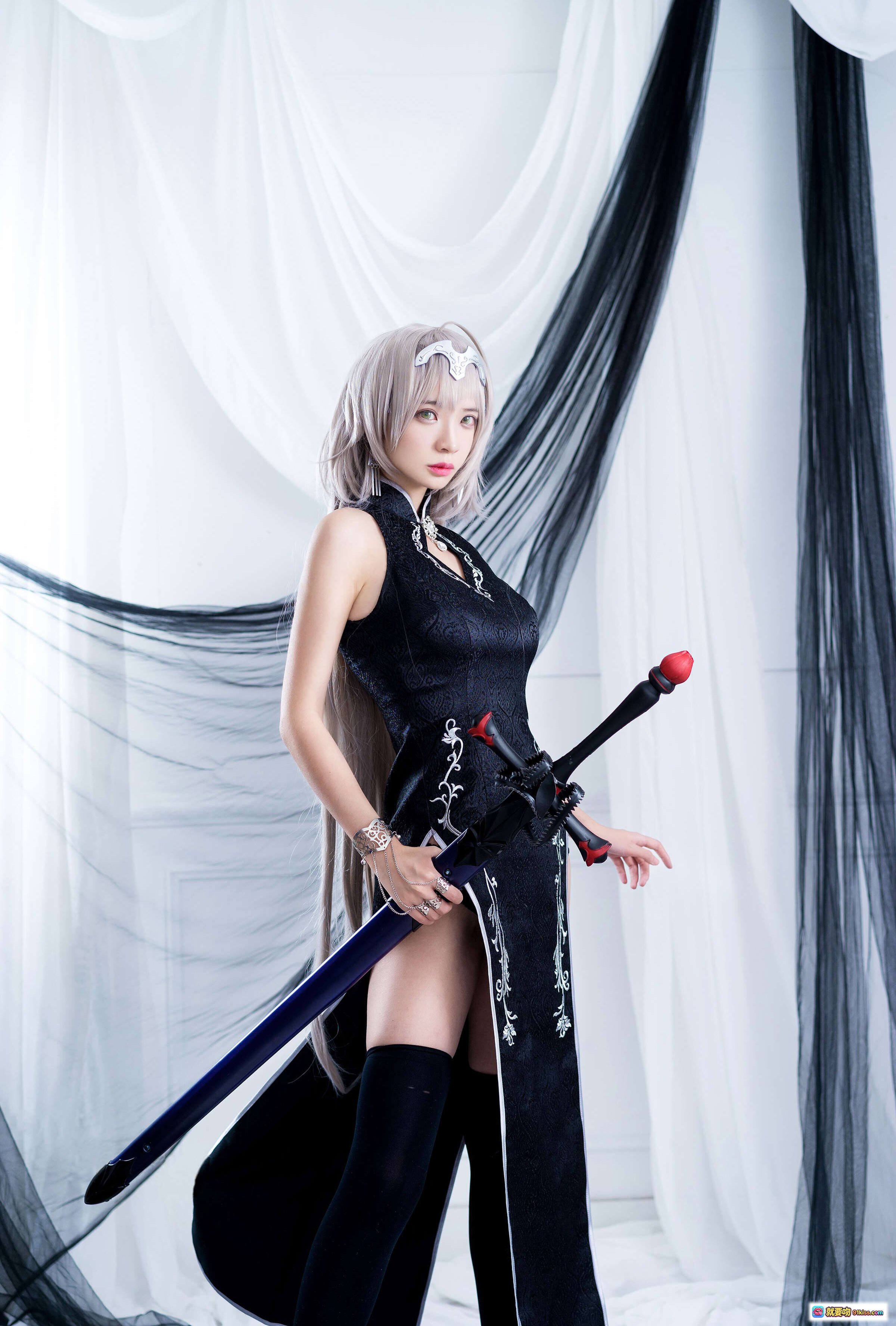 图片[9] - 疯猫ss NO.039 黑贞旗袍cosplay 黑色高开叉旗袍+黑丝长腿+持剑坐姿+暗黑系写真 - 就要吻