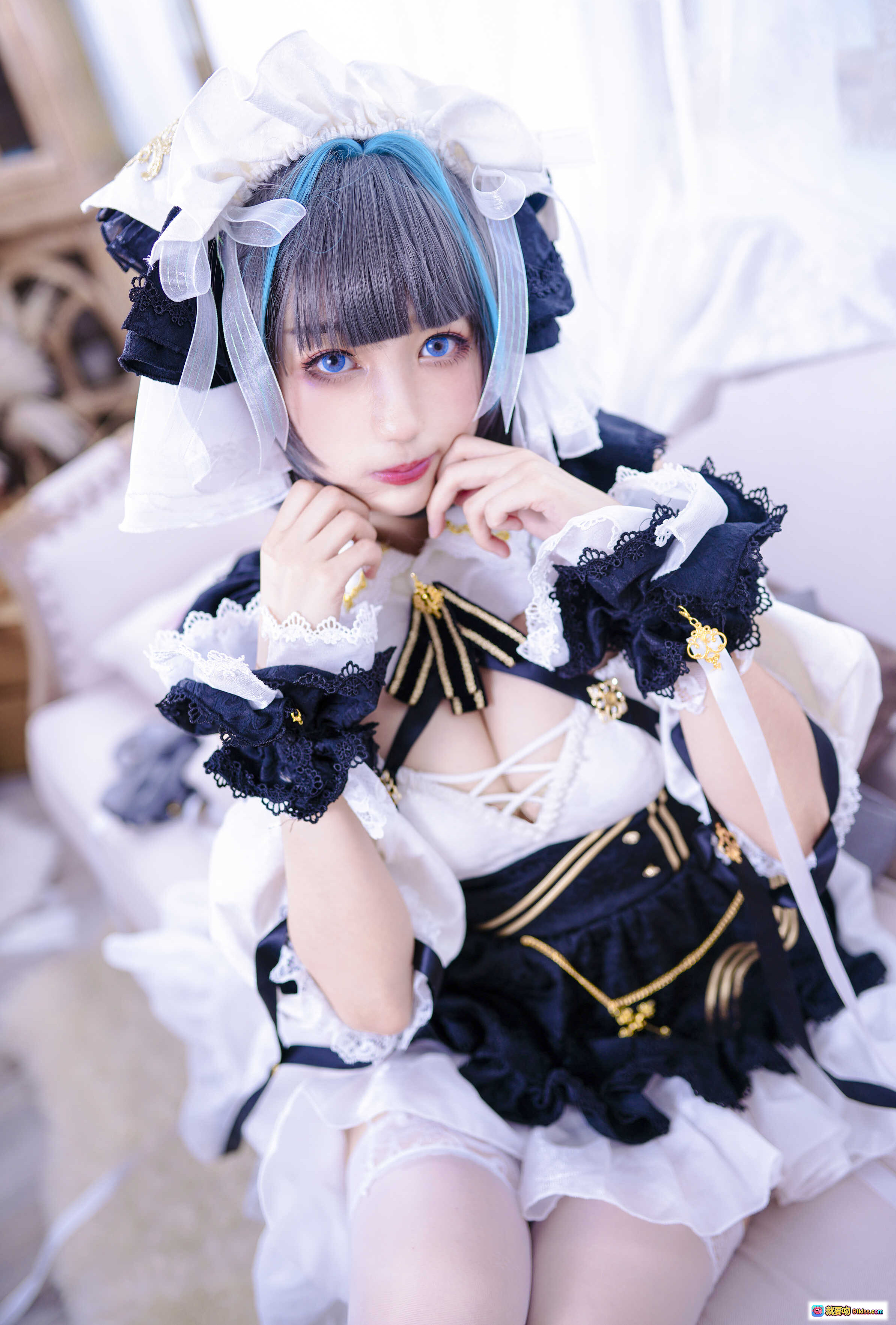 周叽可爱兔兔NO.016柴郡猫猫cos写真｜黑白色洛丽塔女仆装｜蓝灰渐变发色｜蕾丝蝴蝶结装饰｜甜美少女风摄影集 - 就要吻