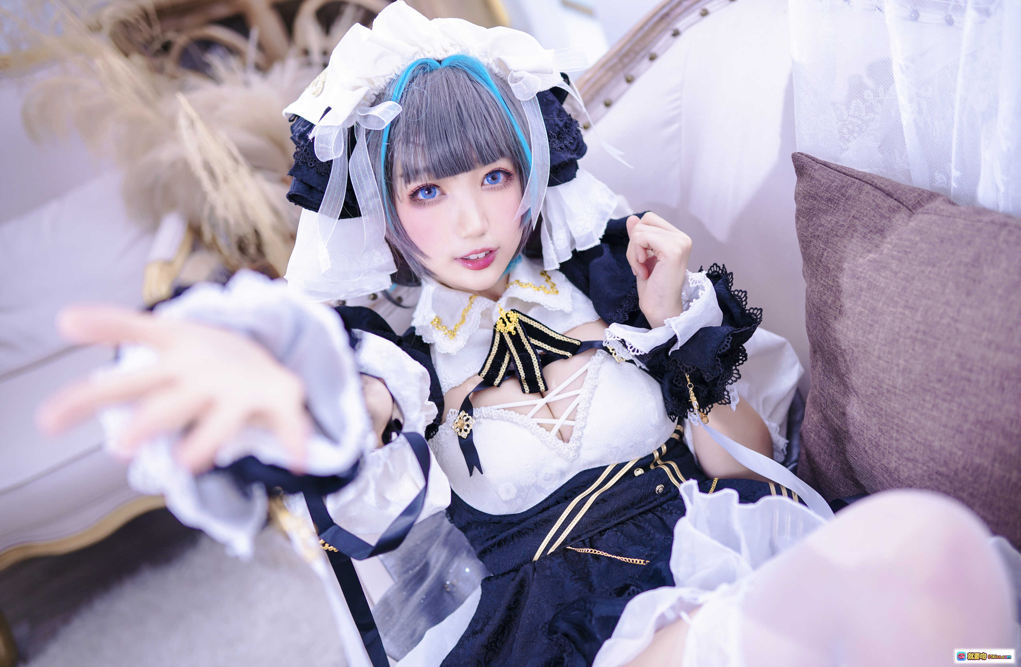 图片[2] - 周叽可爱兔兔NO.016柴郡猫猫cos写真｜黑白色洛丽塔女仆装｜蓝灰渐变发色｜蕾丝蝴蝶结装饰｜甜美少女风摄影集 - 就要吻
