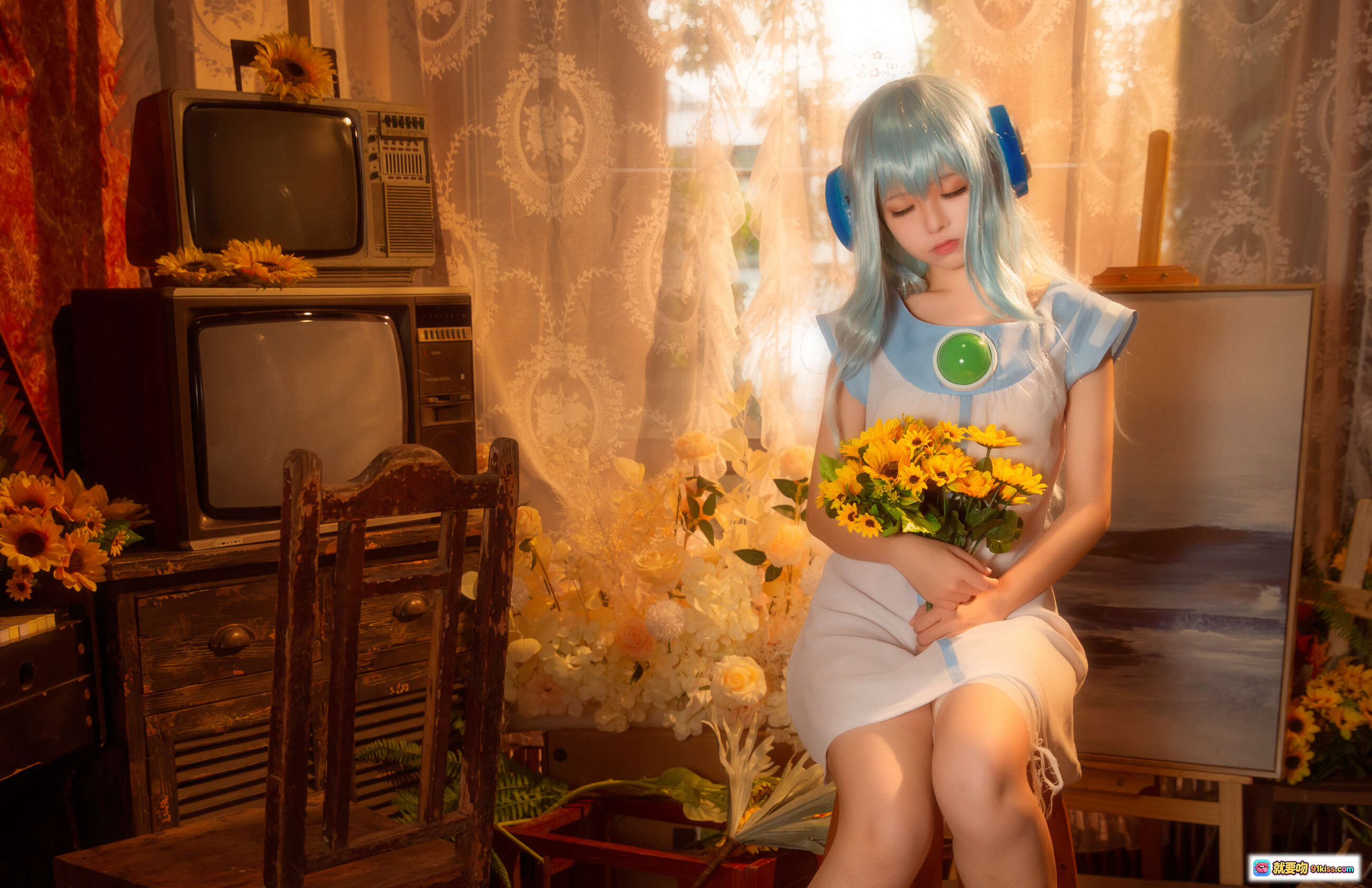 图片[4] - G44不会受伤 NO.012 八音盒 Cosplay 美少女 蓝发耳机 白裙赤足 复古电视 花丛背景 摄影写真 12P高清图集 - 就要吻
