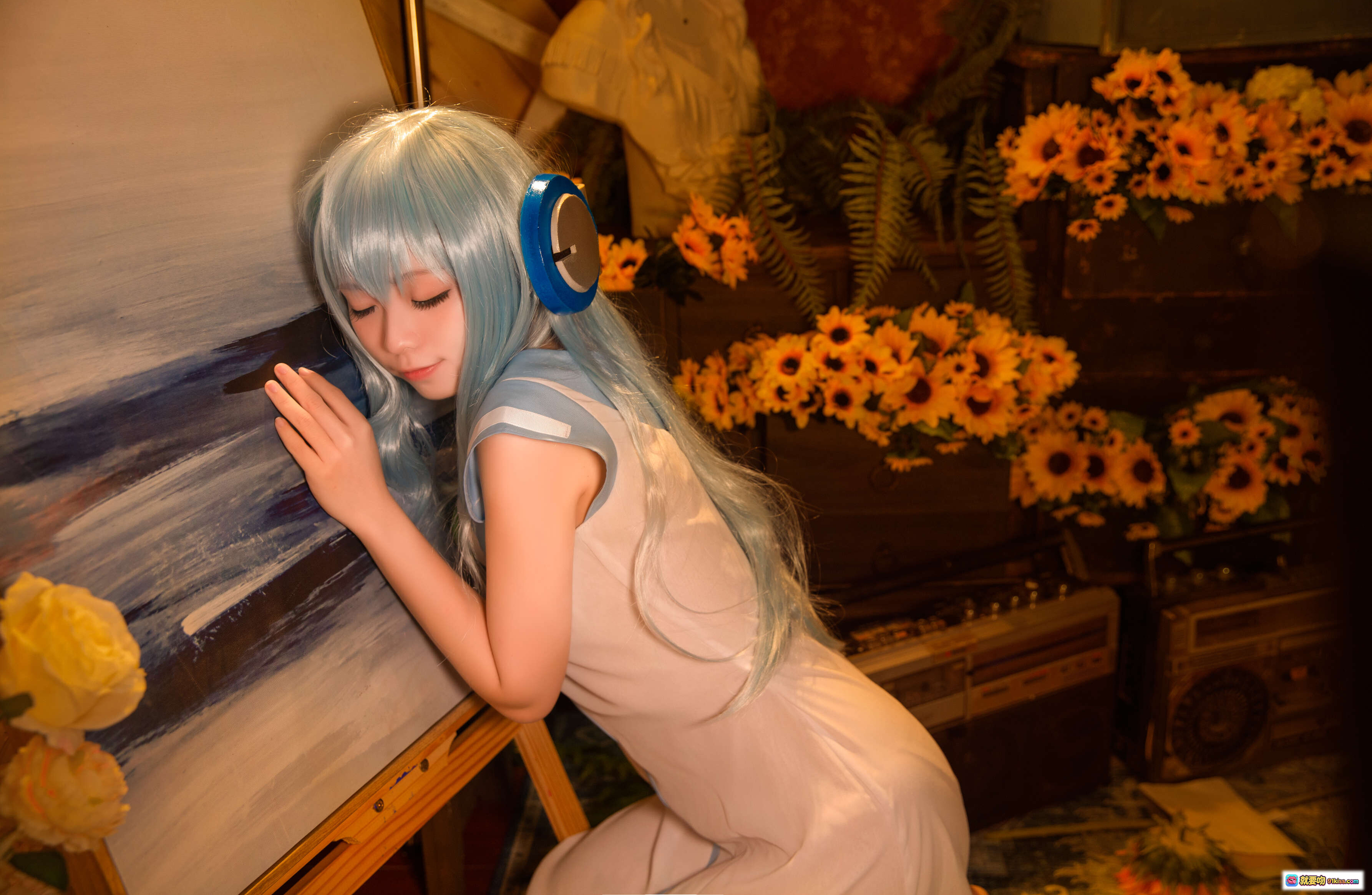 图片[8] - G44不会受伤 NO.012 八音盒 Cosplay 美少女 蓝发耳机 白裙赤足 复古电视 花丛背景 摄影写真 12P高清图集 - 就要吻