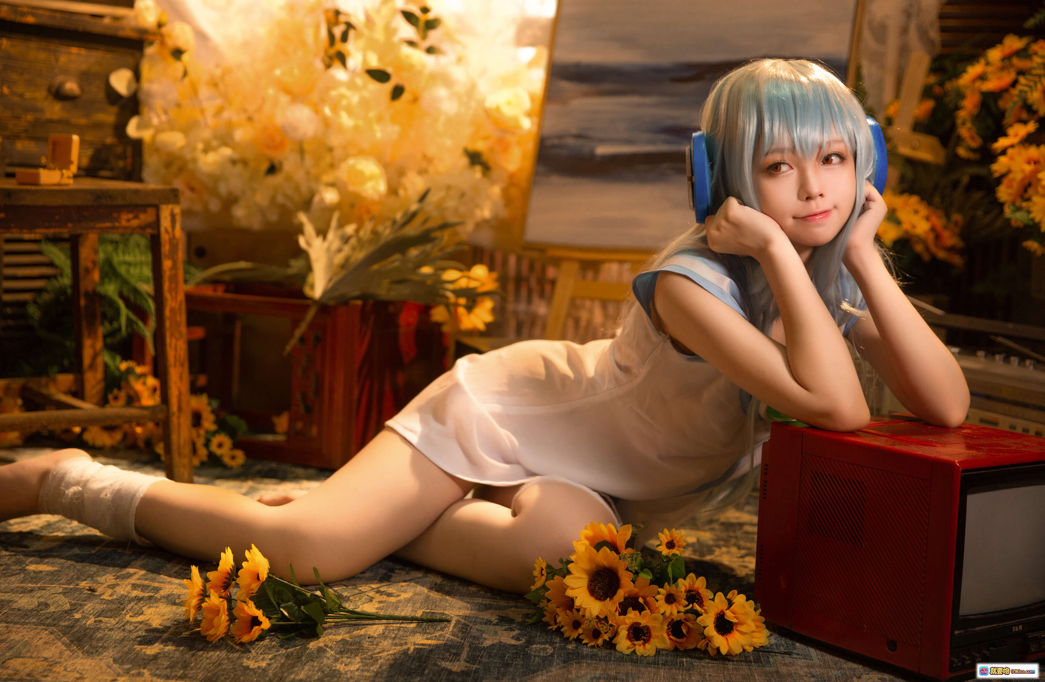 图片[5] - G44不会受伤 NO.012 八音盒 Cosplay 美少女 蓝发耳机 白裙赤足 复古电视 花丛背景 摄影写真 12P高清图集 - 就要吻
