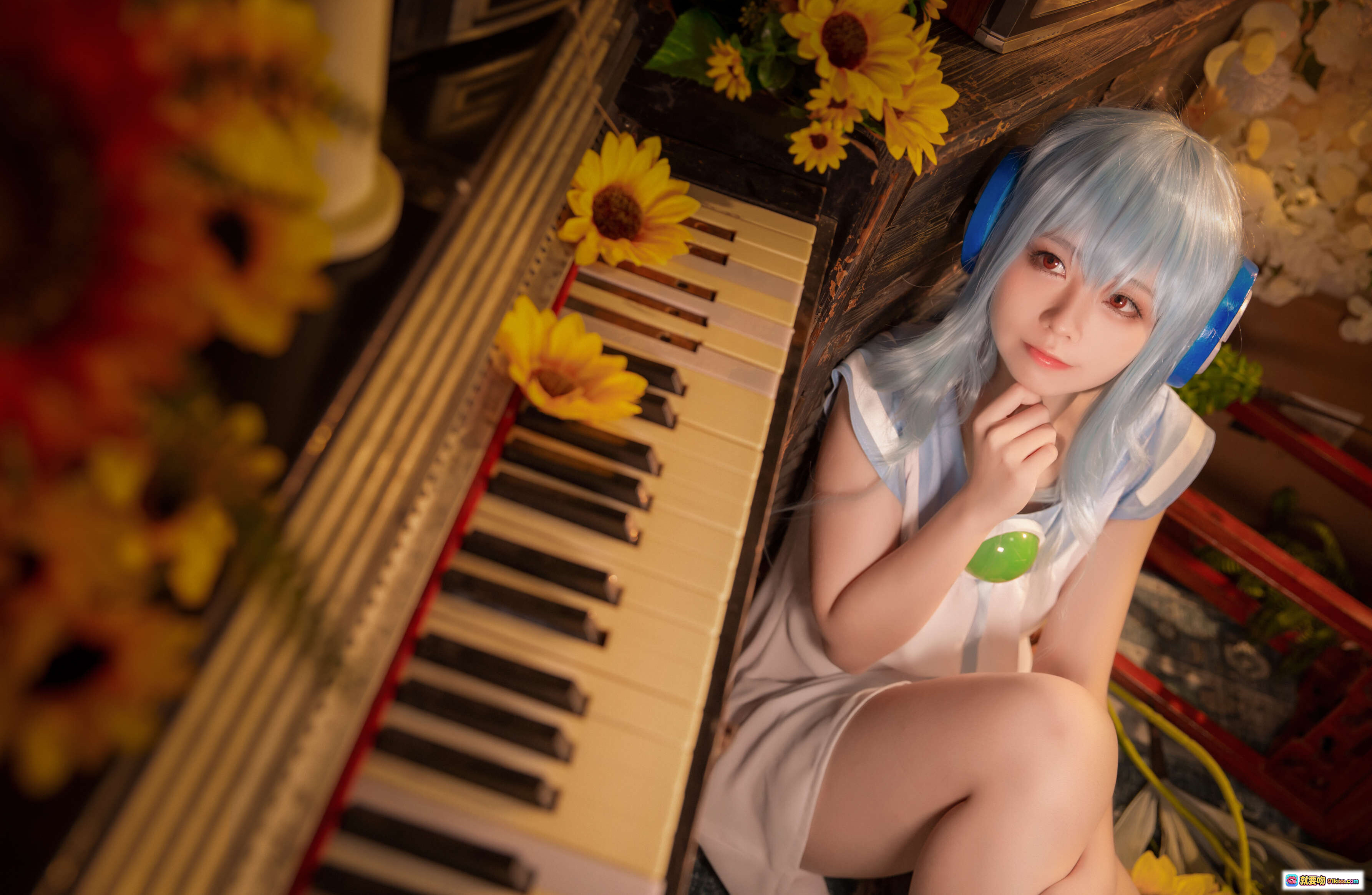 图片[3] - G44不会受伤 NO.012 八音盒 Cosplay 美少女 蓝发耳机 白裙赤足 复古电视 花丛背景 摄影写真 12P高清图集 - 就要吻