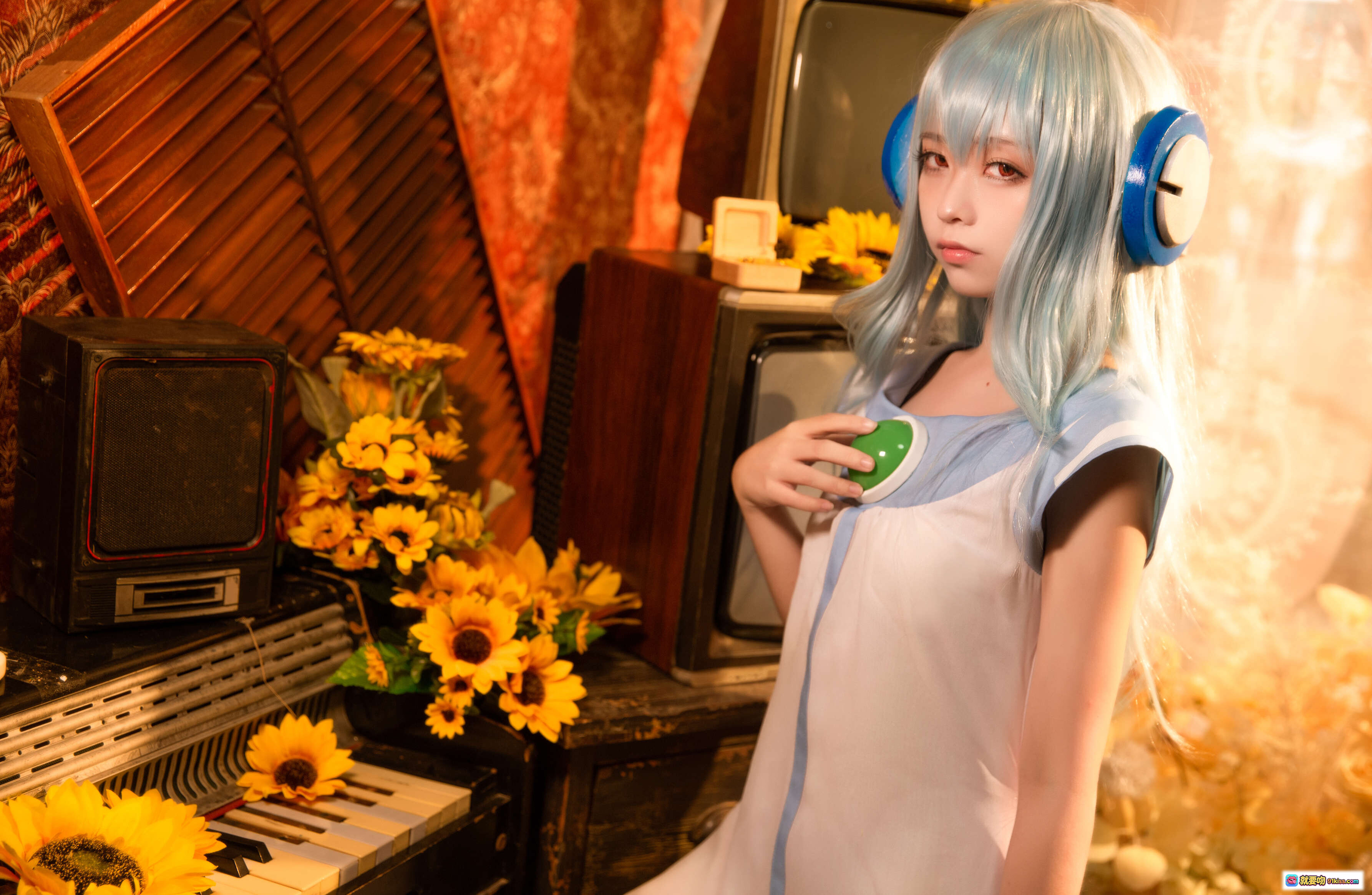图片[7] - G44不会受伤 NO.012 八音盒 Cosplay 美少女 蓝发耳机 白裙赤足 复古电视 花丛背景 摄影写真 12P高清图集 - 就要吻