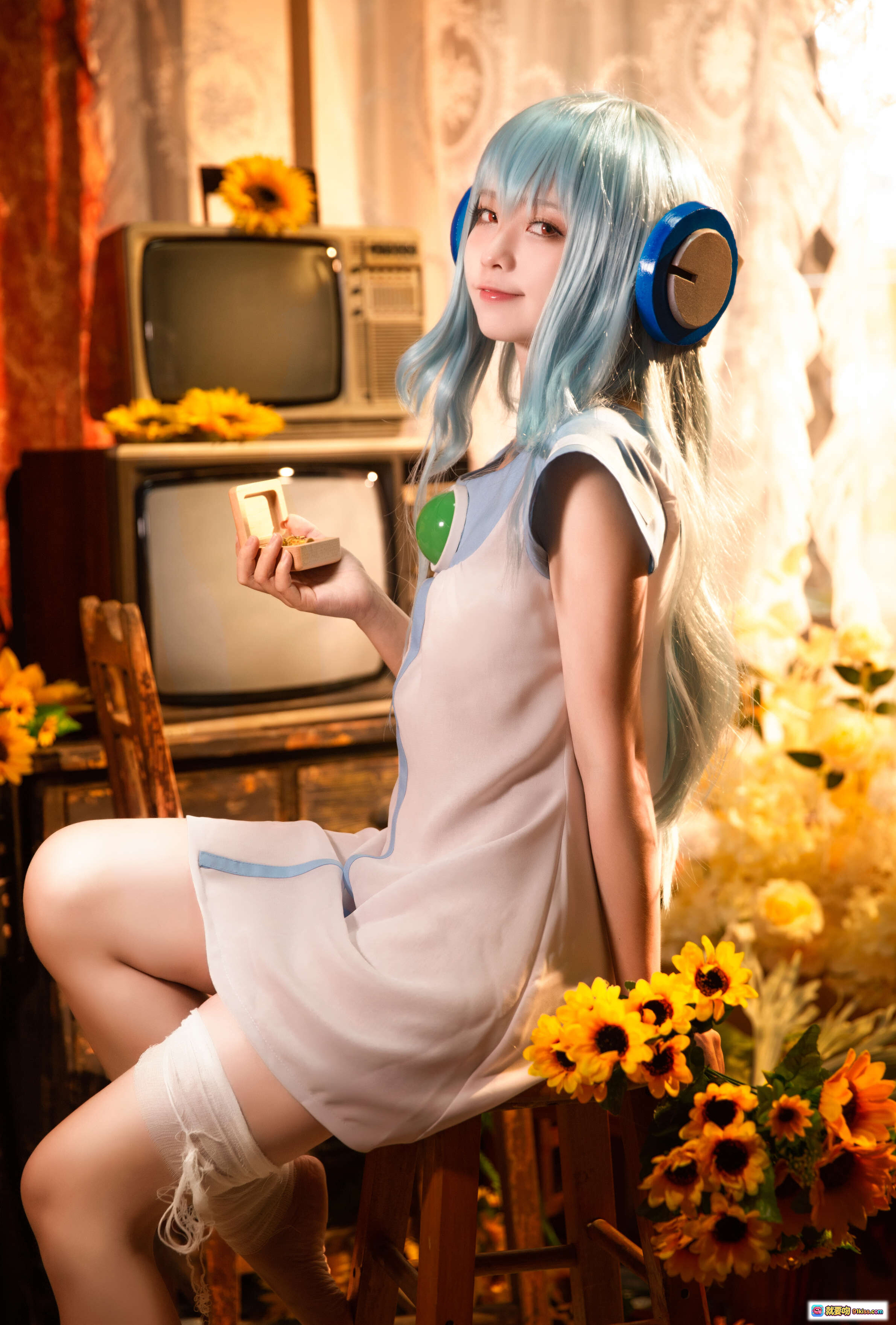 图片[9] - G44不会受伤 NO.012 八音盒 Cosplay 美少女 蓝发耳机 白裙赤足 复古电视 花丛背景 摄影写真 12P高清图集 - 就要吻