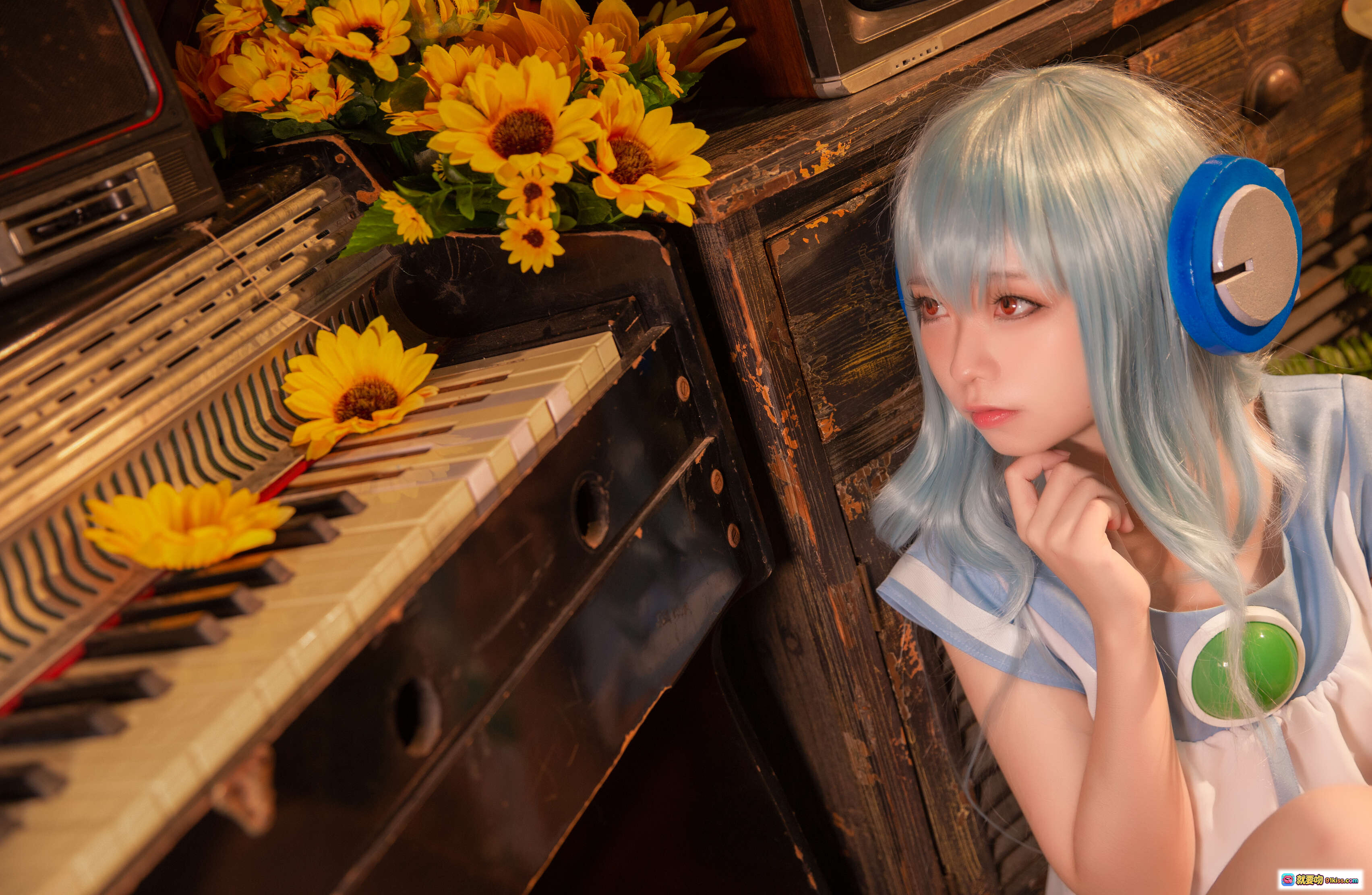 图片[6] - G44不会受伤 NO.012 八音盒 Cosplay 美少女 蓝发耳机 白裙赤足 复古电视 花丛背景 摄影写真 12P高清图集 - 就要吻