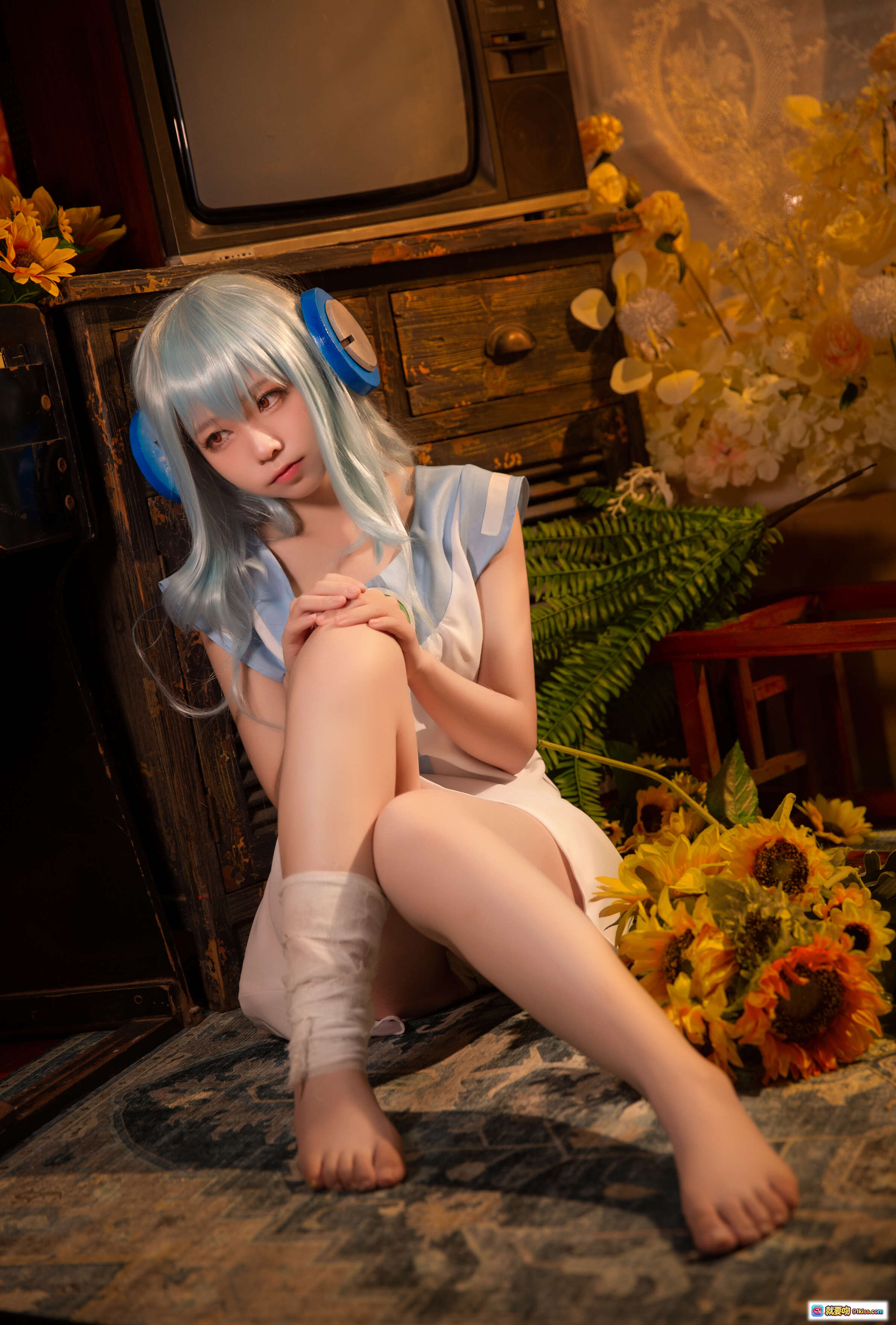 图片[1] - G44不会受伤 NO.012 八音盒 Cosplay 美少女 蓝发耳机 白裙赤足 复古电视 花丛背景 摄影写真 12P高清图集 - 就要吻