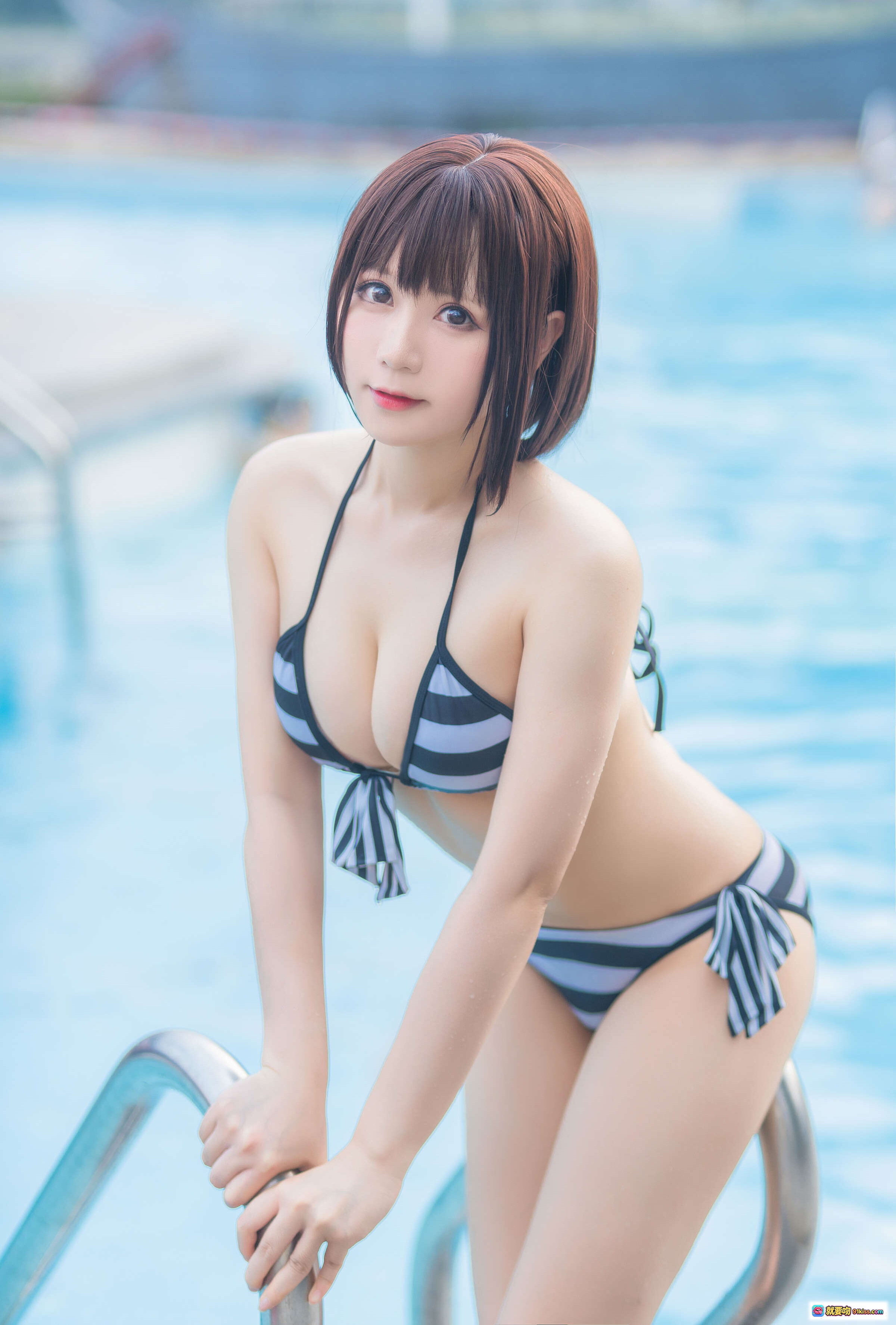 图片[5] - 疯猫ss NO.021 加藤惠泳装写真 | 条纹比基尼美女泳池边性感姿势 | 11P高清图集 - 就要吻