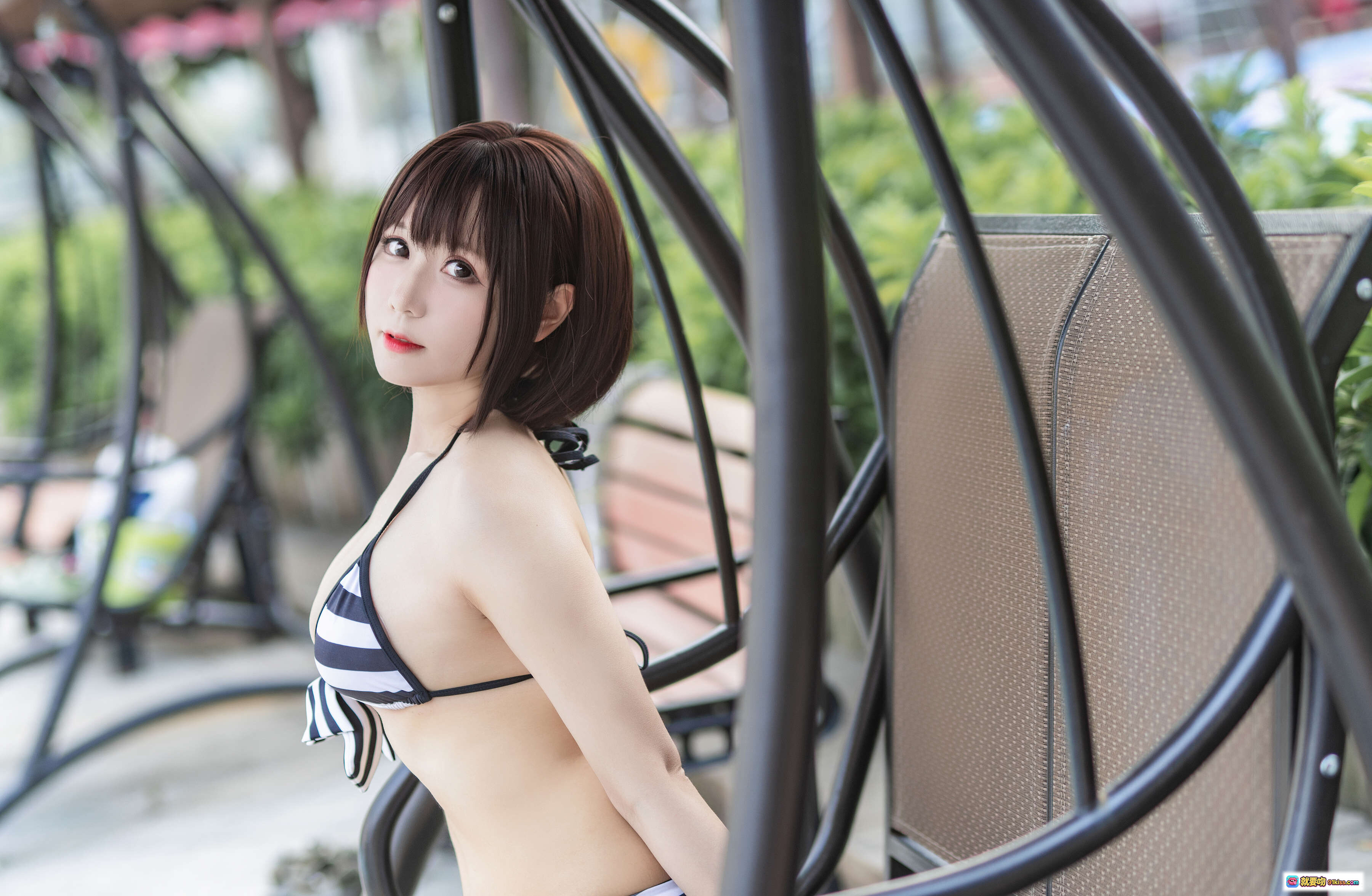 图片[4] - 疯猫ss NO.021 加藤惠泳装写真 | 条纹比基尼美女泳池边性感姿势 | 11P高清图集 - 就要吻