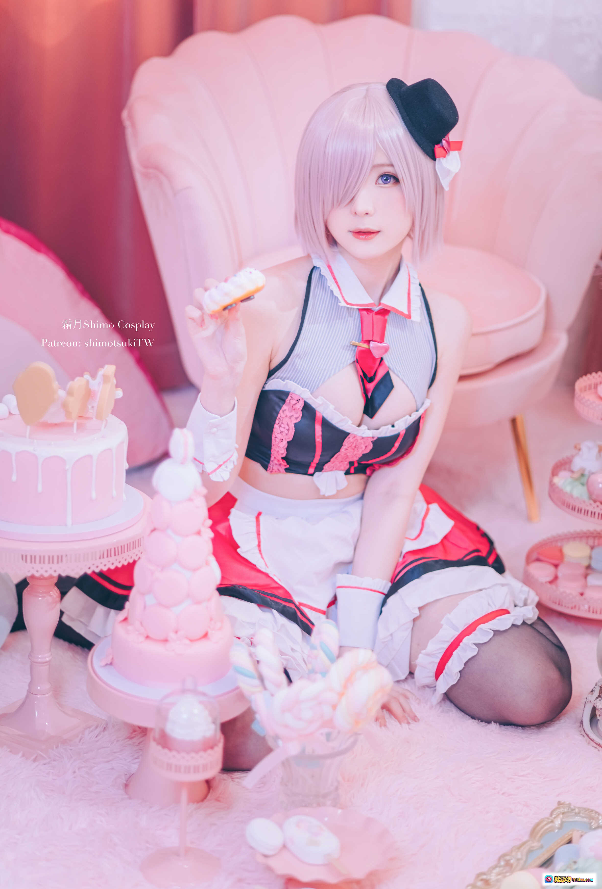 霜月Shimo Cosplay甜心女仆装粉色下午茶场景写真 - 精致蛋糕甜点环绕 柔光梦幻氛围 15P高清图集 - 就要吻