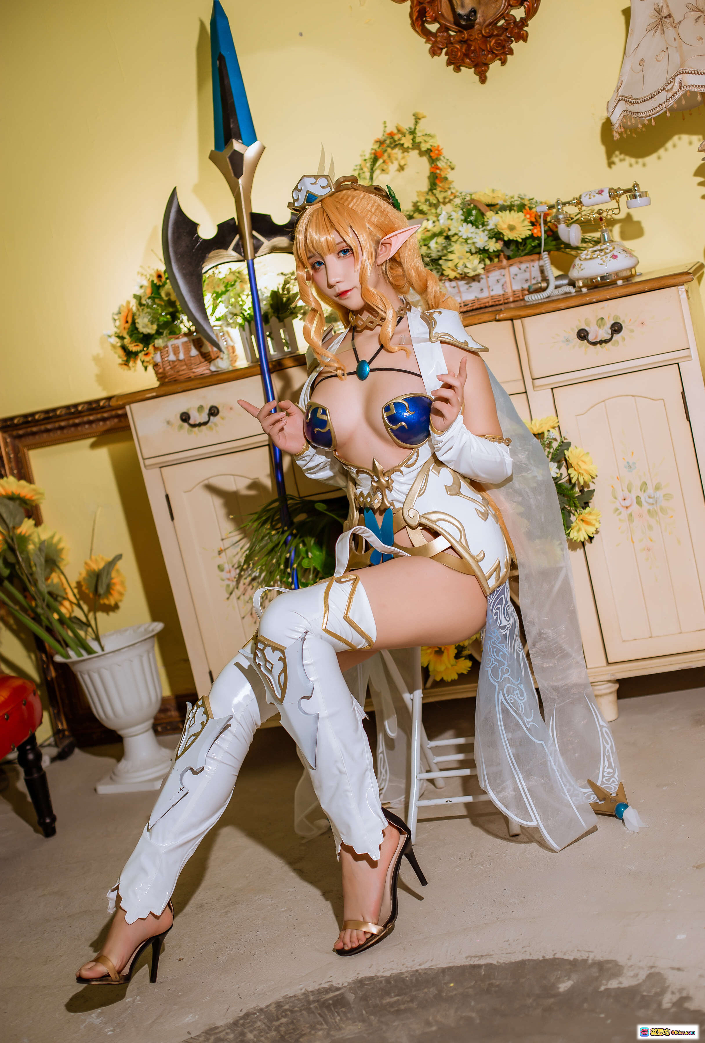 图片[4] - 九曲Jean NO.046 精灵村 Cosplay 精美写真 金发精灵耳 白蓝服饰 优雅坐姿 床上场景 高清77P 969MB - 就要吻