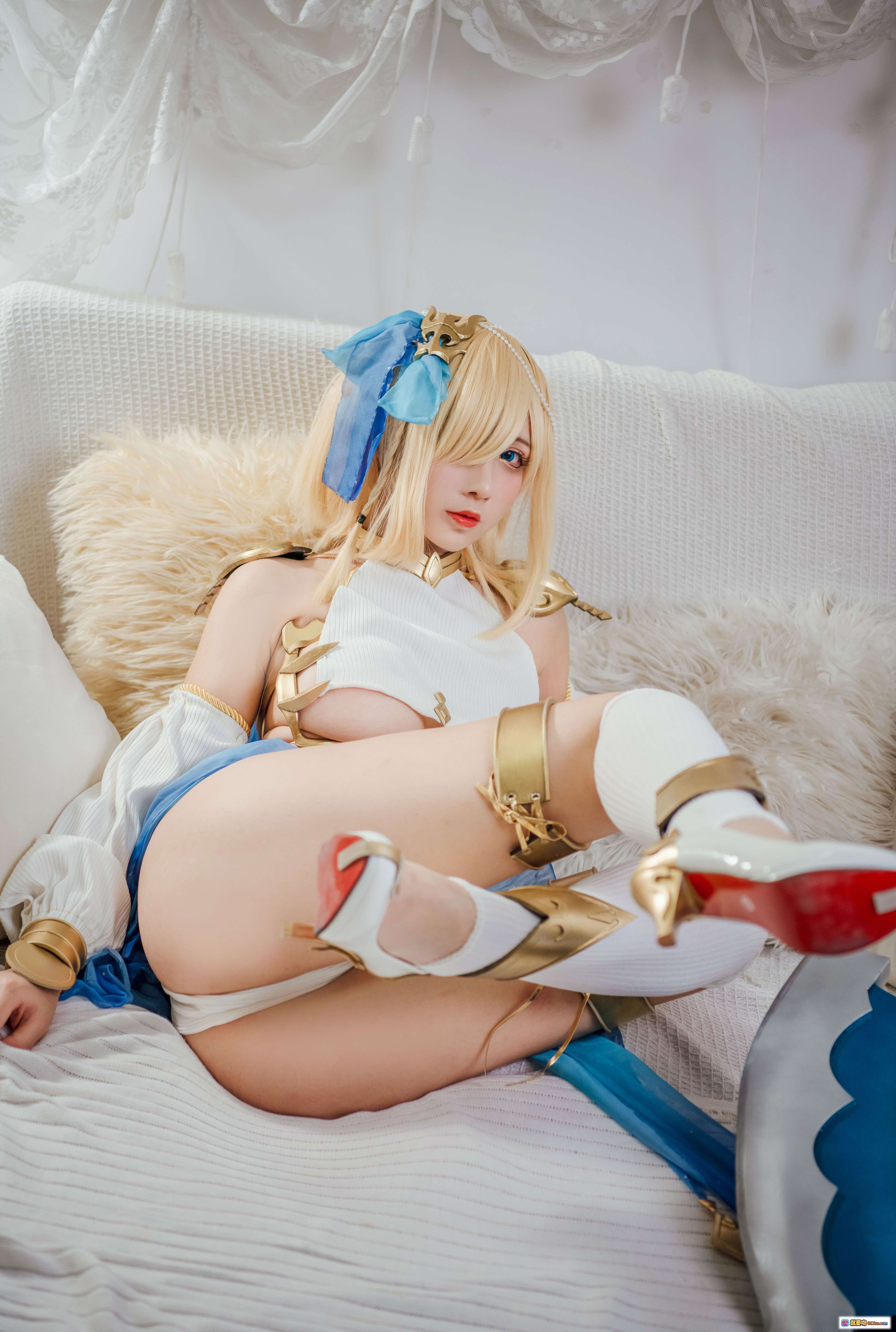 图片[8] - 九曲Jean NO.046 精灵村 Cosplay 精美写真 金发精灵耳 白蓝服饰 优雅坐姿 床上场景 高清77P 969MB - 就要吻