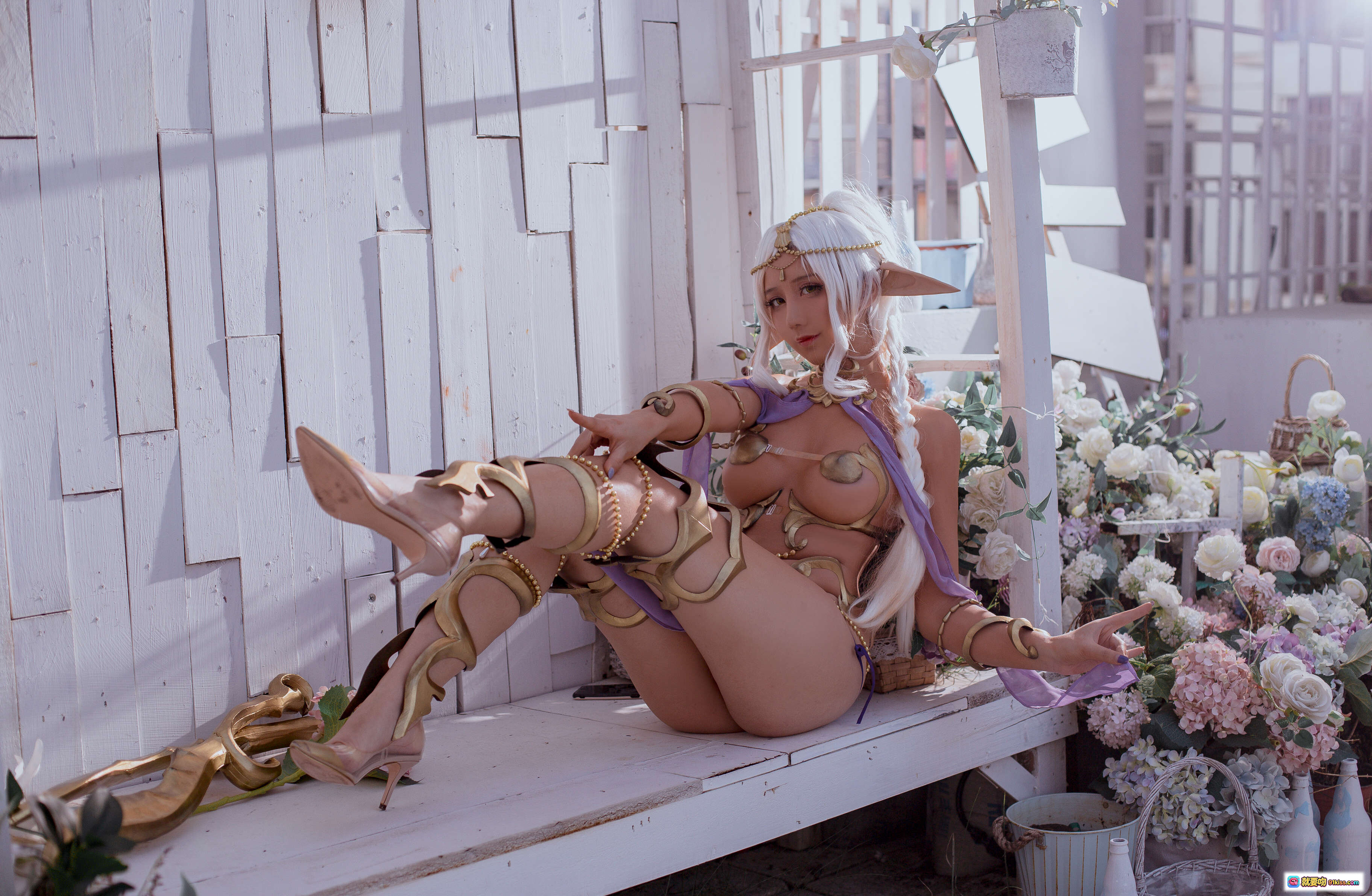 图片[9] - 九曲Jean NO.046 精灵村 Cosplay 精美写真 金发精灵耳 白蓝服饰 优雅坐姿 床上场景 高清77P 969MB - 就要吻