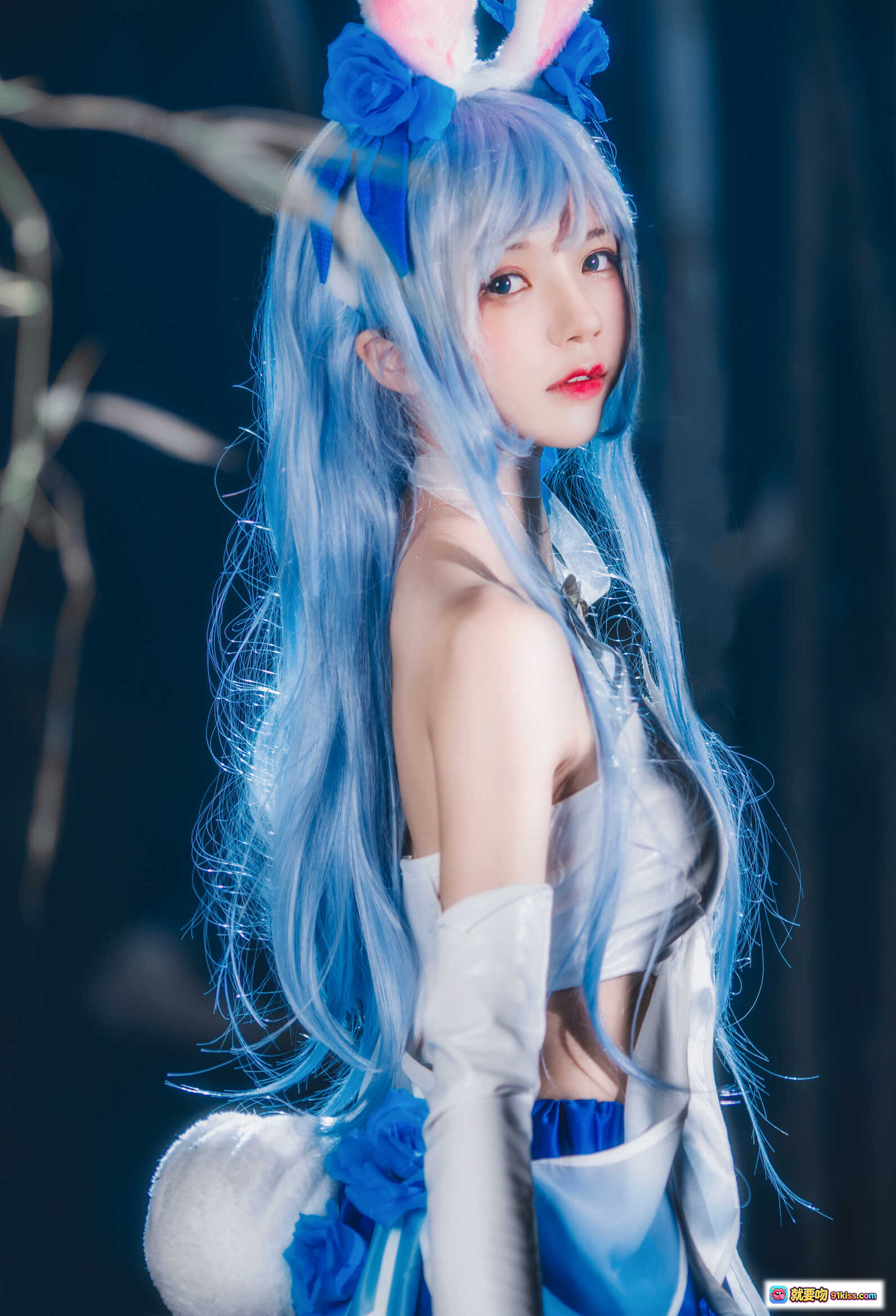 图片[9] - 桜桃喵018花间舞Cosplay蓝发兔耳少女持花伞竹林烟雾梦幻写真 - 就要吻