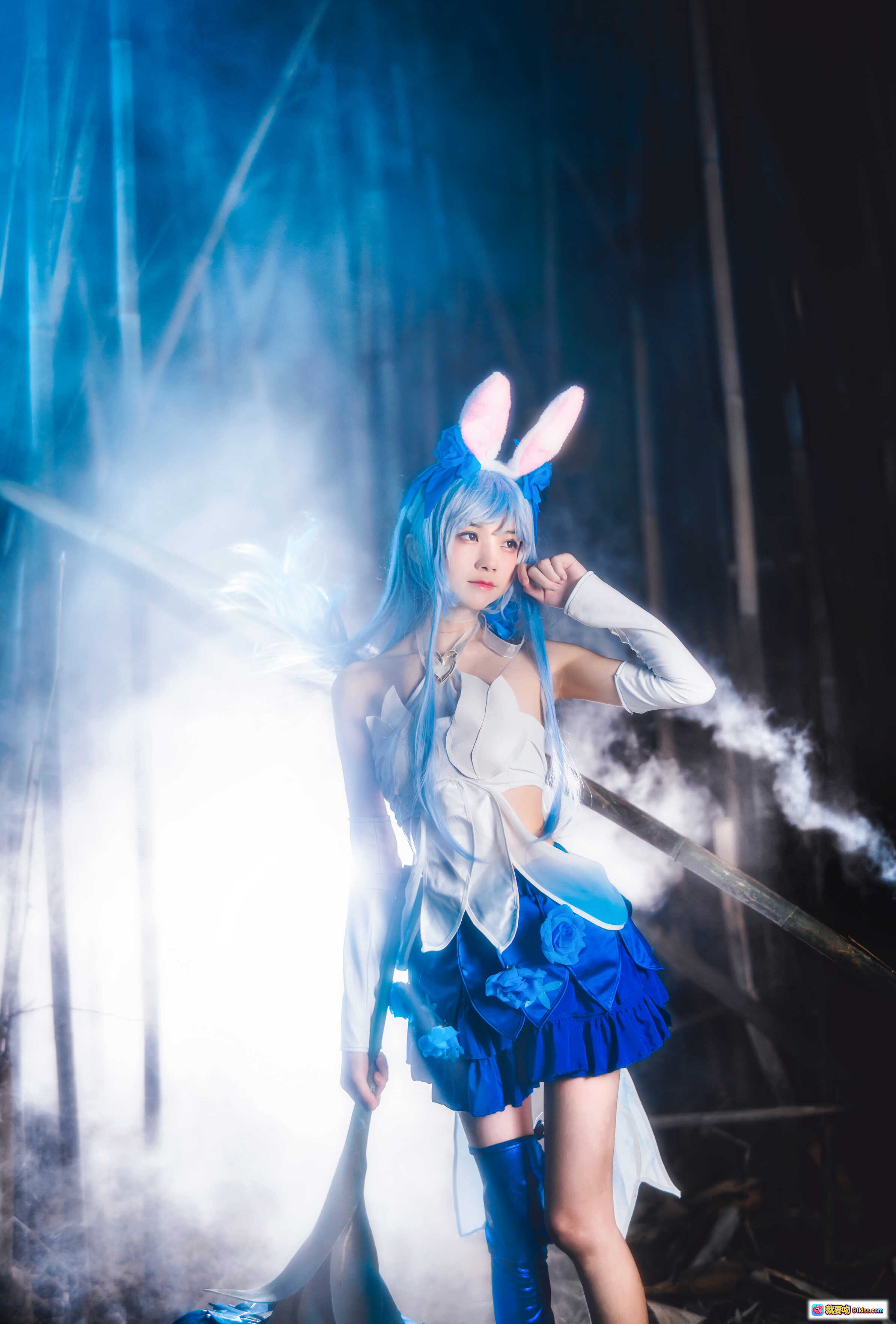 图片[2] - 桜桃喵018花间舞Cosplay蓝发兔耳少女持花伞竹林烟雾梦幻写真 - 就要吻
