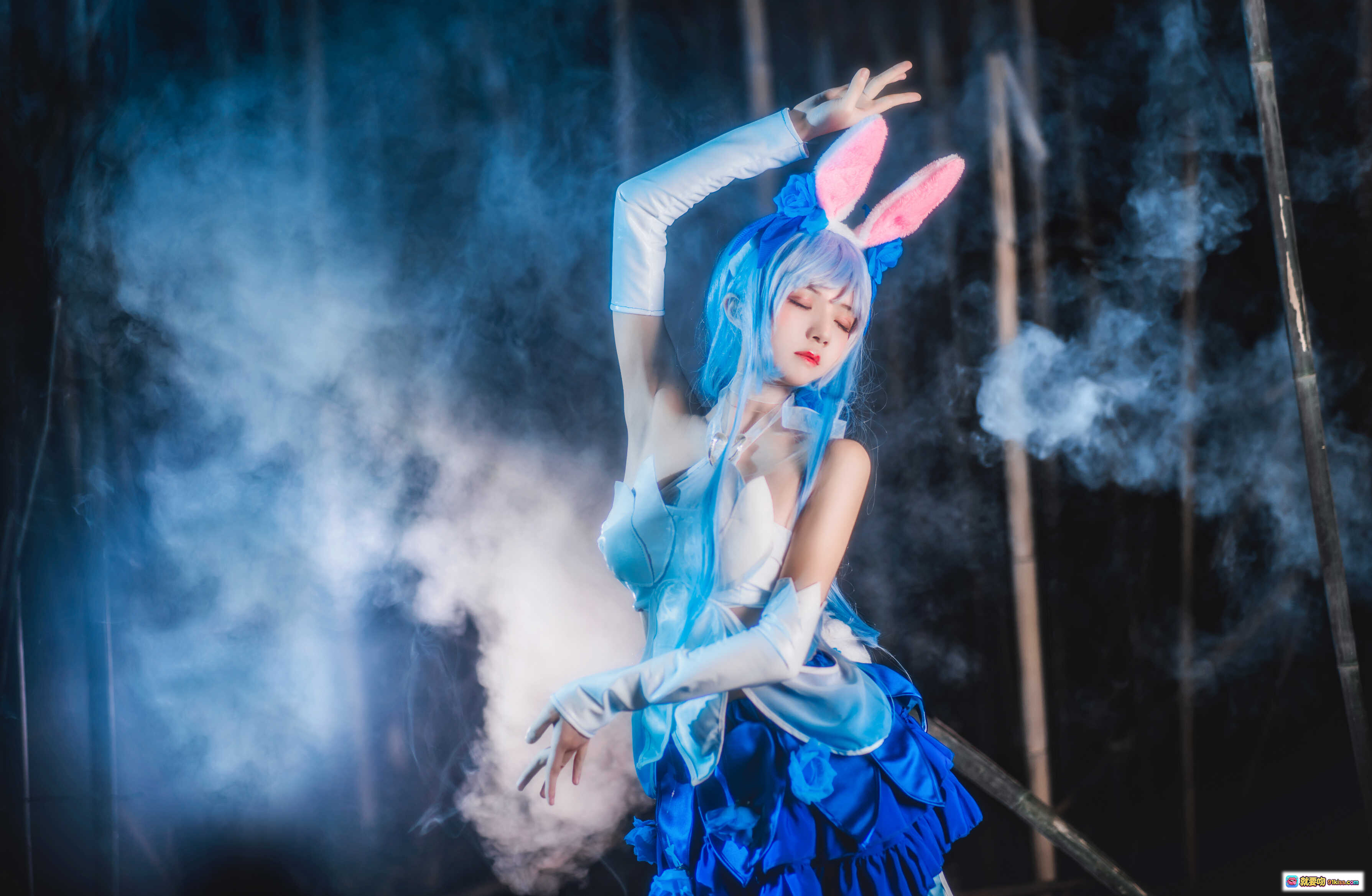 图片[3] - 桜桃喵018花间舞Cosplay蓝发兔耳少女持花伞竹林烟雾梦幻写真 - 就要吻