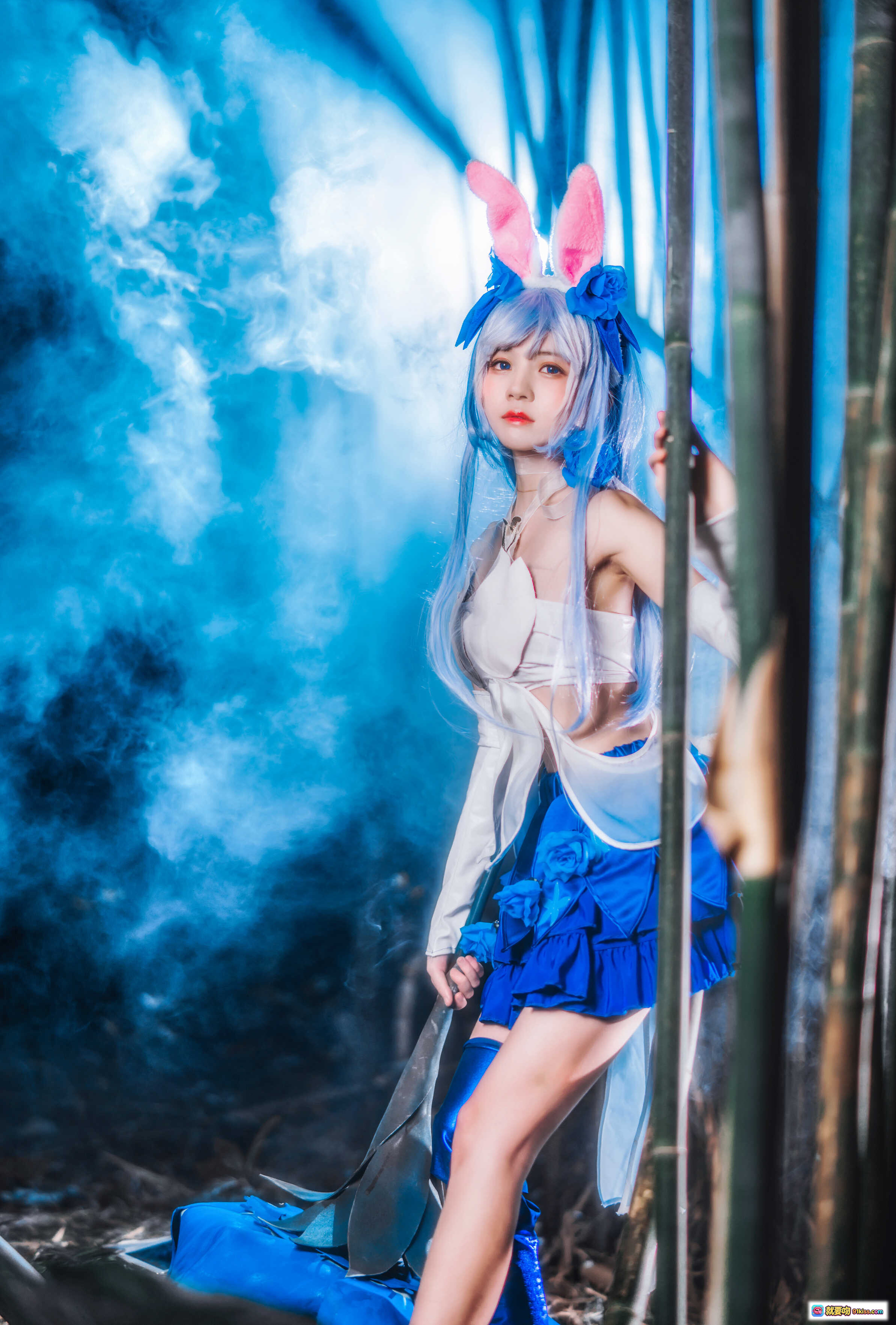 图片[5] - 桜桃喵018花间舞Cosplay蓝发兔耳少女持花伞竹林烟雾梦幻写真 - 就要吻