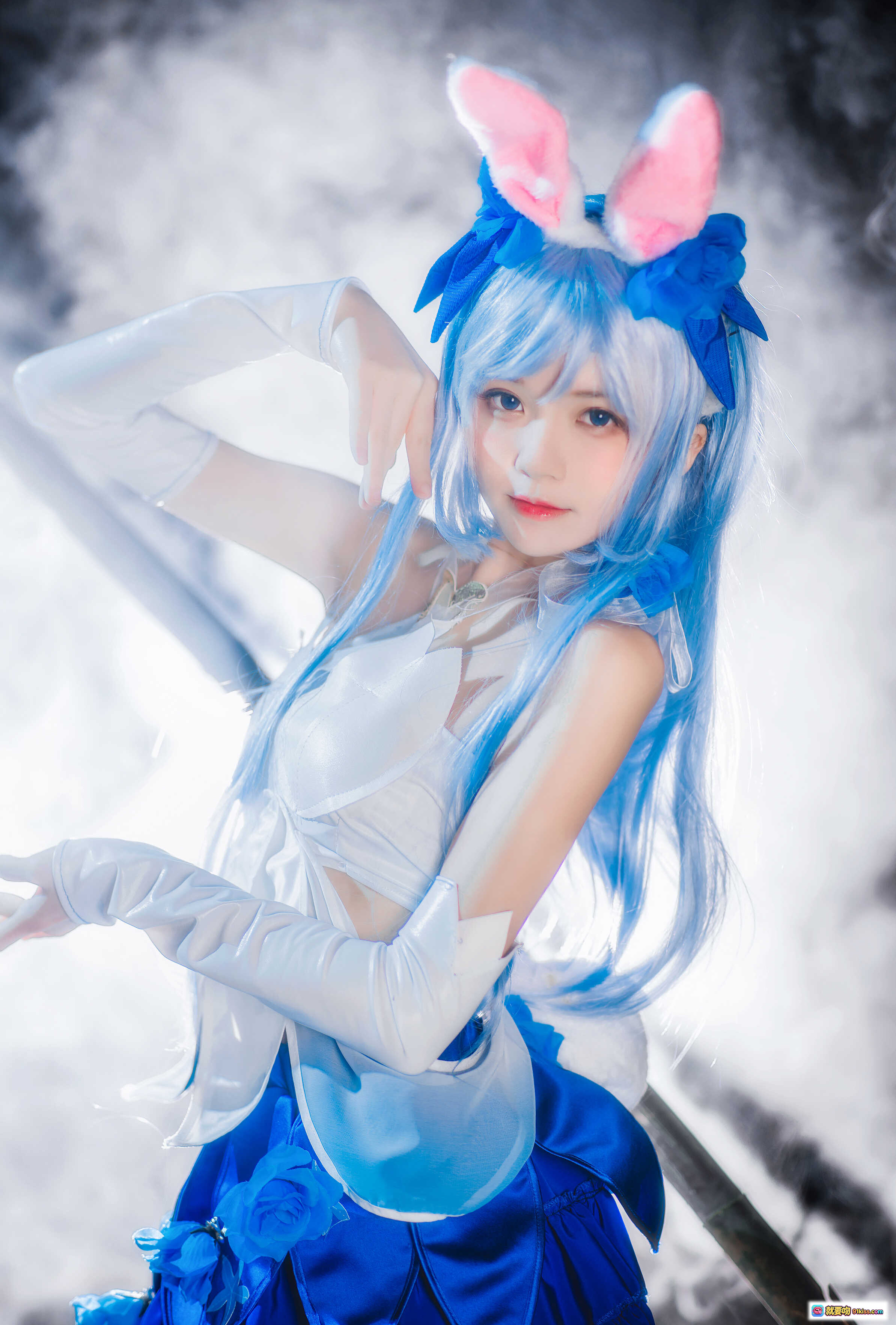 图片[8] - 桜桃喵018花间舞Cosplay蓝发兔耳少女持花伞竹林烟雾梦幻写真 - 就要吻