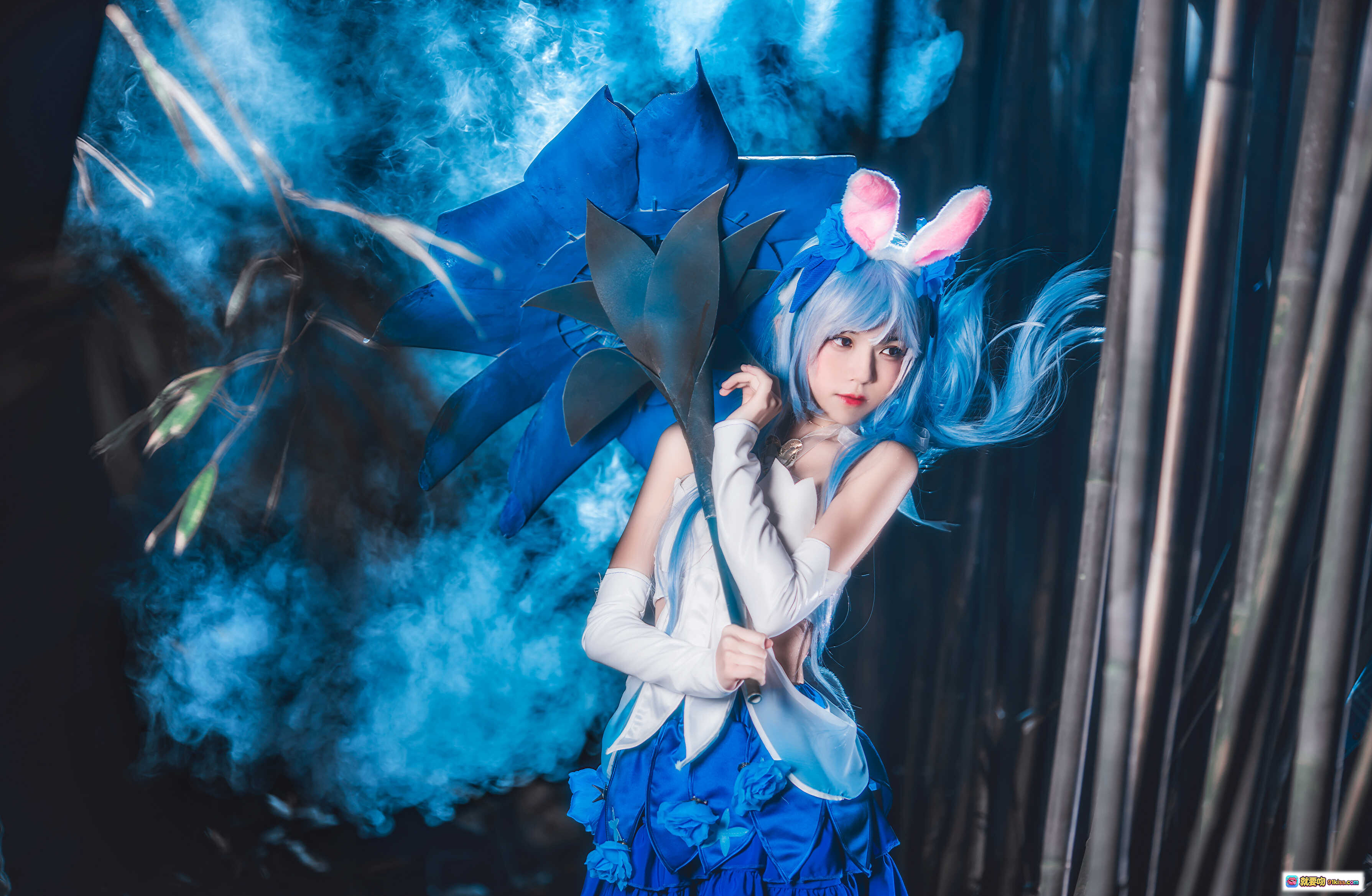 桜桃喵018花间舞Cosplay蓝发兔耳少女持花伞竹林烟雾梦幻写真 - 就要吻