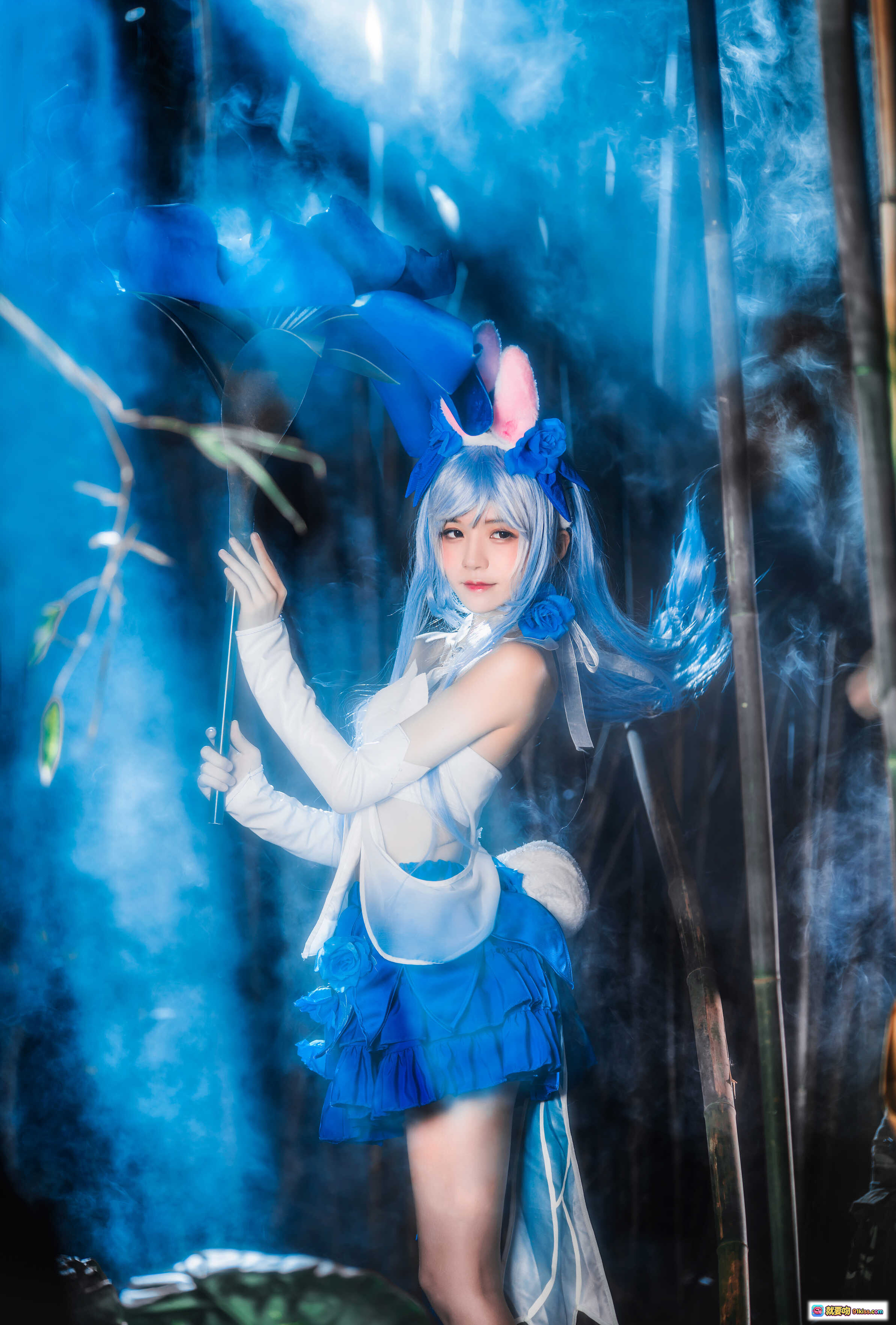 图片[6] - 桜桃喵018花间舞Cosplay蓝发兔耳少女持花伞竹林烟雾梦幻写真 - 就要吻