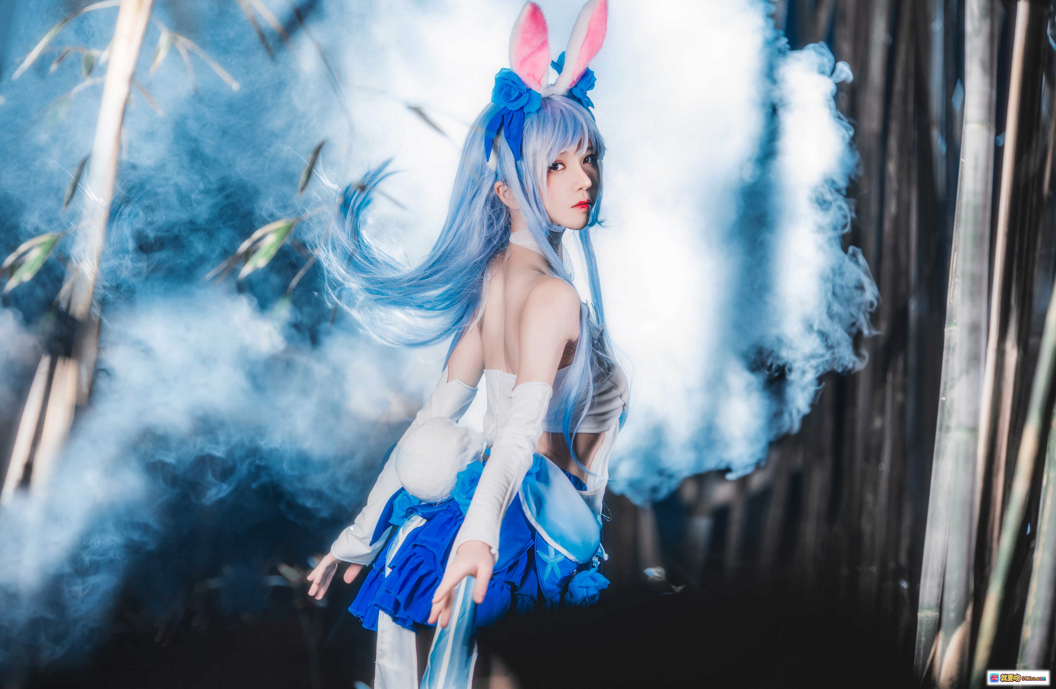 图片[4] - 桜桃喵018花间舞Cosplay蓝发兔耳少女持花伞竹林烟雾梦幻写真 - 就要吻