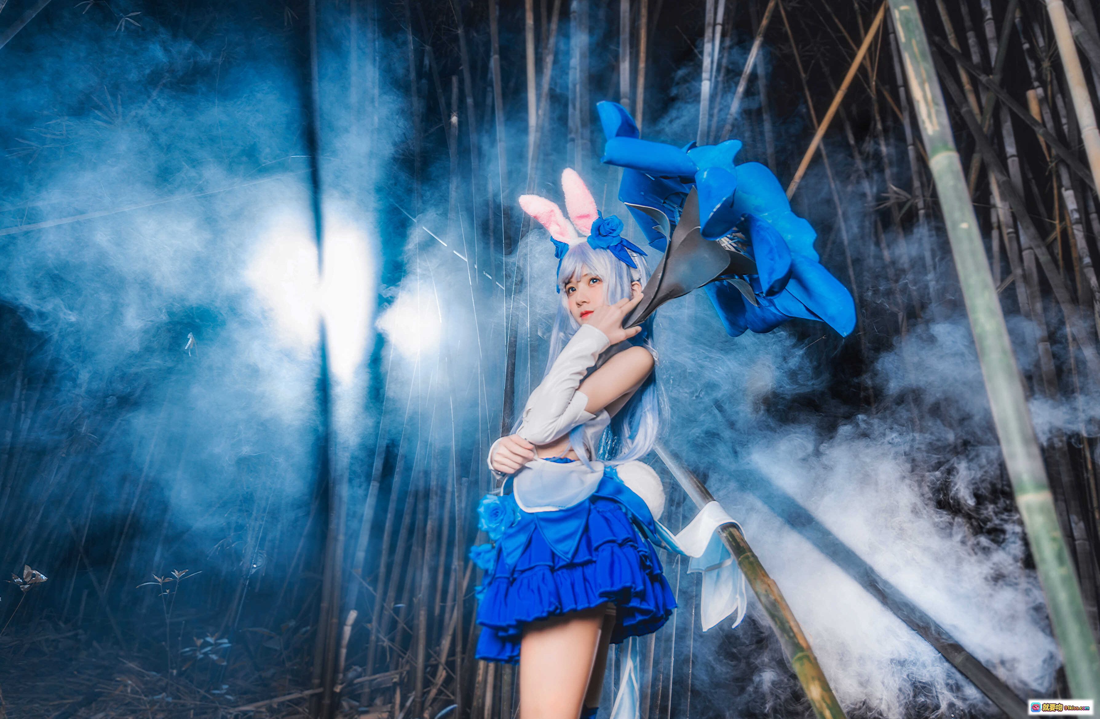 图片[10] - 桜桃喵018花间舞Cosplay蓝发兔耳少女持花伞竹林烟雾梦幻写真 - 就要吻