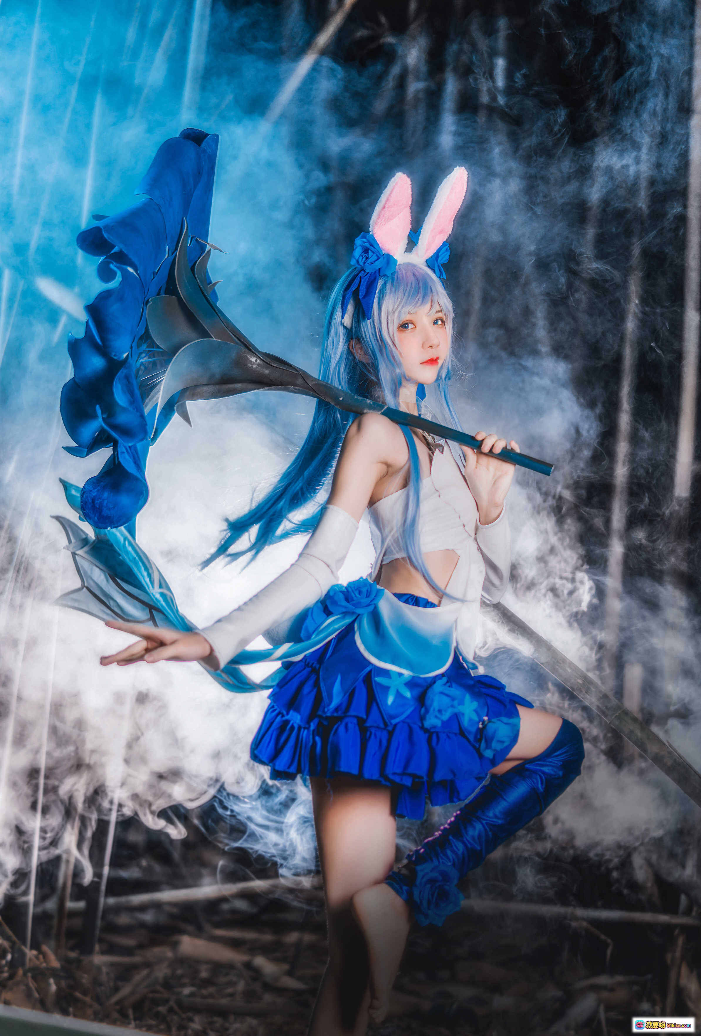 图片[7] - 桜桃喵018花间舞Cosplay蓝发兔耳少女持花伞竹林烟雾梦幻写真 - 就要吻