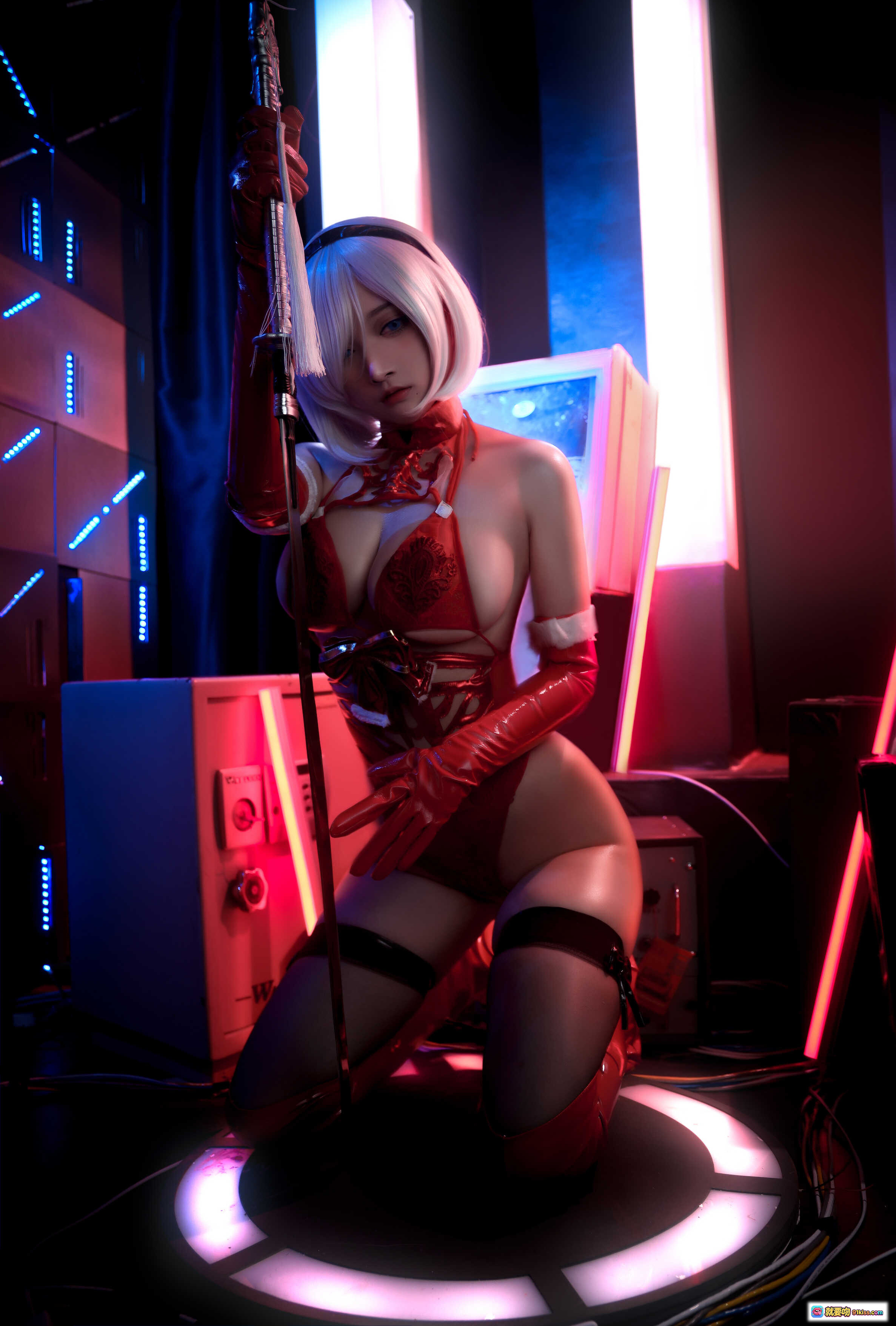 图片[10] - 念念_D NO.001 2B红色同人写真｜赛博朋克风｜红黑配色｜蕾丝内衣｜长手套｜霓虹灯光｜高清20P美图 - 就要吻