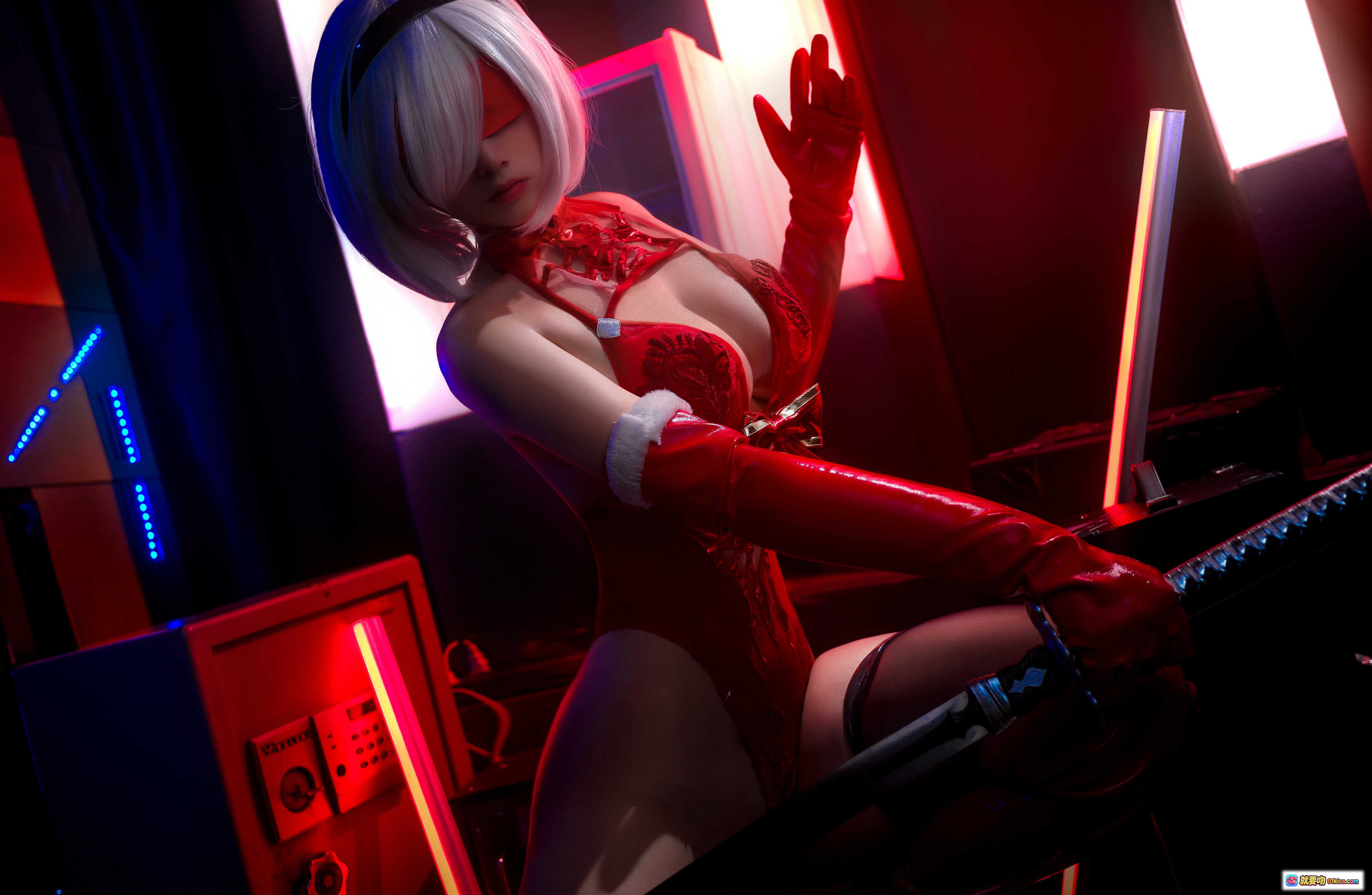 念念_D NO.001 2B红色同人写真｜赛博朋克风｜红黑配色｜蕾丝内衣｜长手套｜霓虹灯光｜高清20P美图 - 就要吻