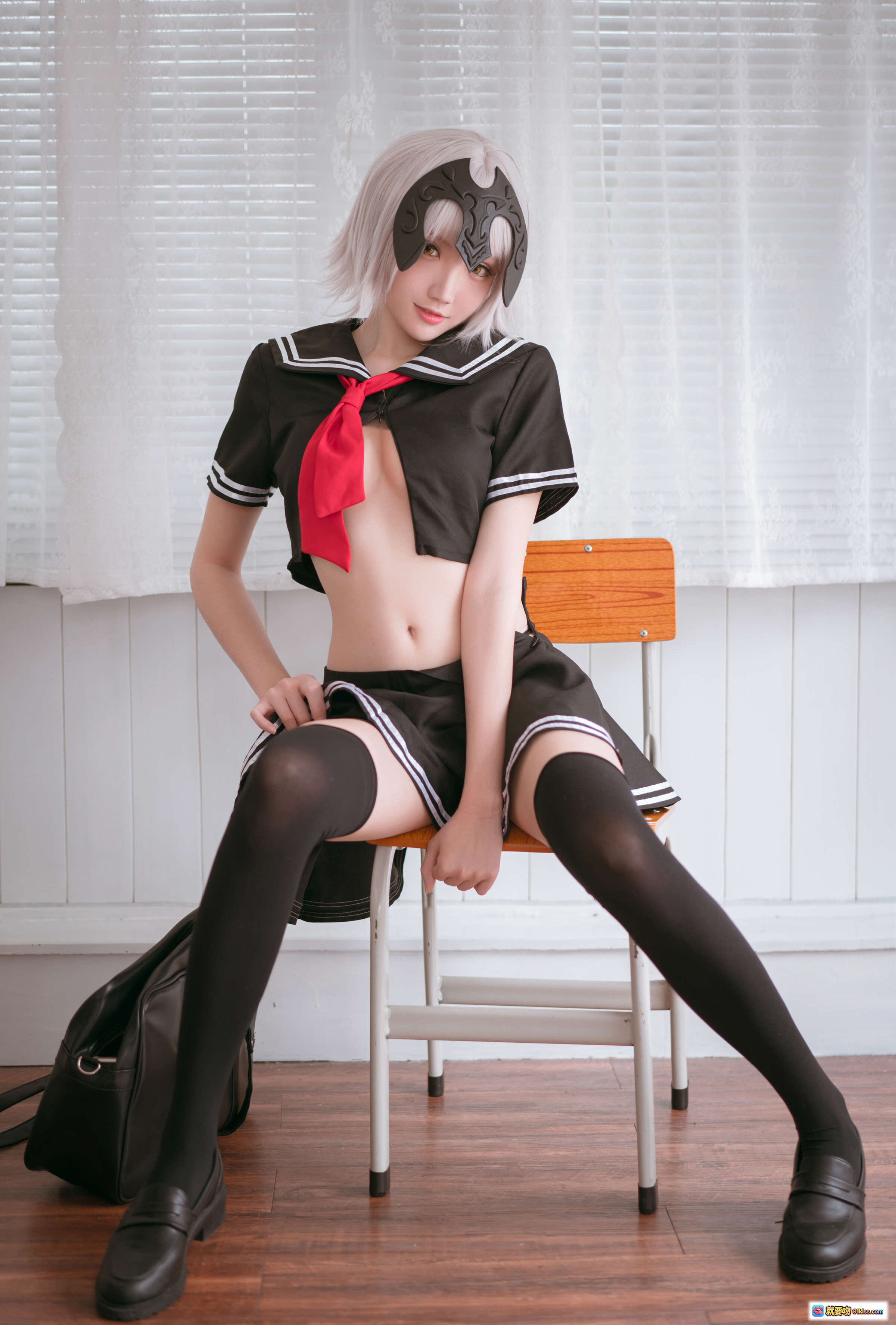 图片[1] - 瓜希酱NO.012黑贞德cos校服写真 黑色水手服红领结过膝袜教室坐姿美腿性感私房照 - 就要吻