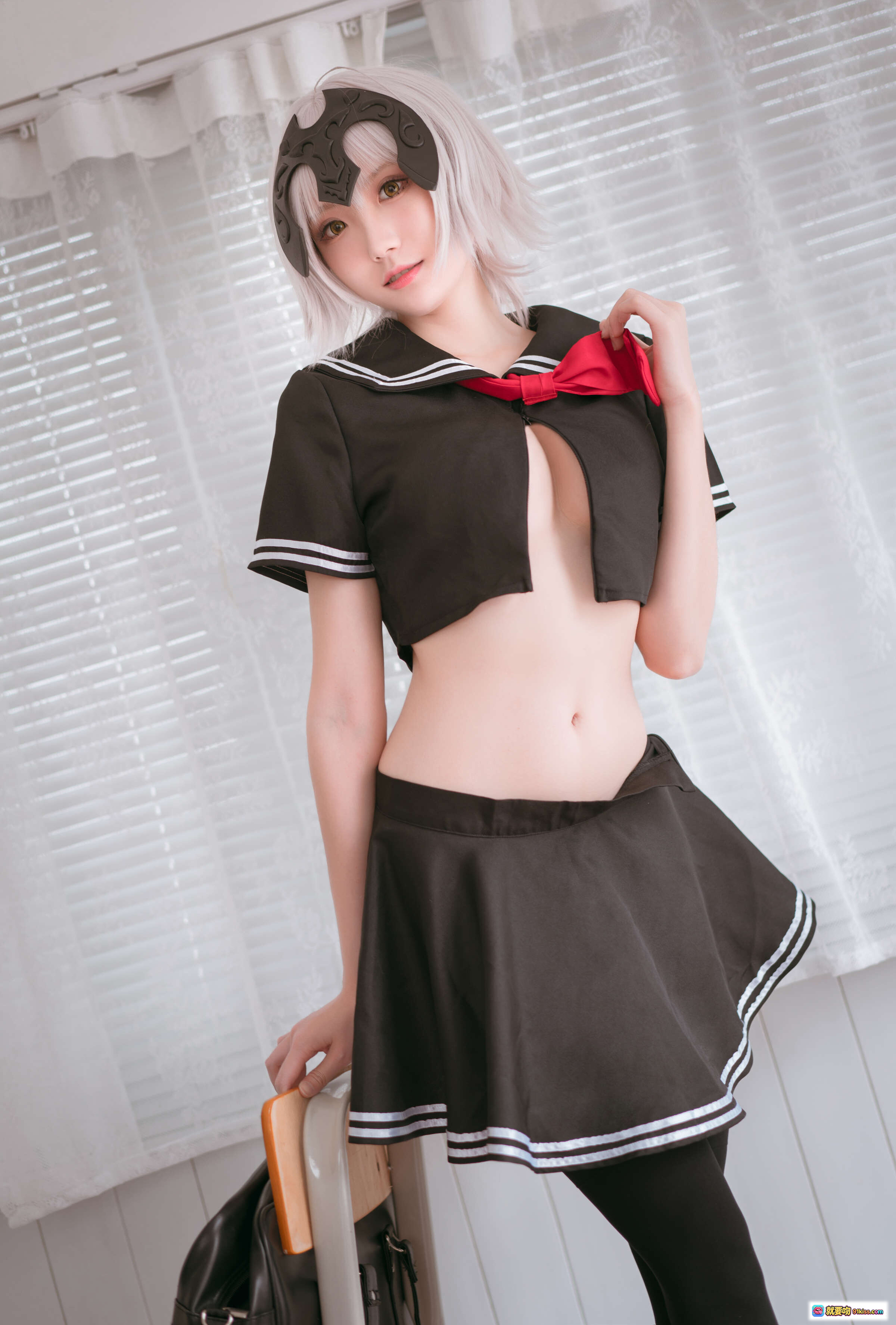 图片[2] - 瓜希酱NO.012黑贞德cos校服写真 黑色水手服红领结过膝袜教室坐姿美腿性感私房照 - 就要吻