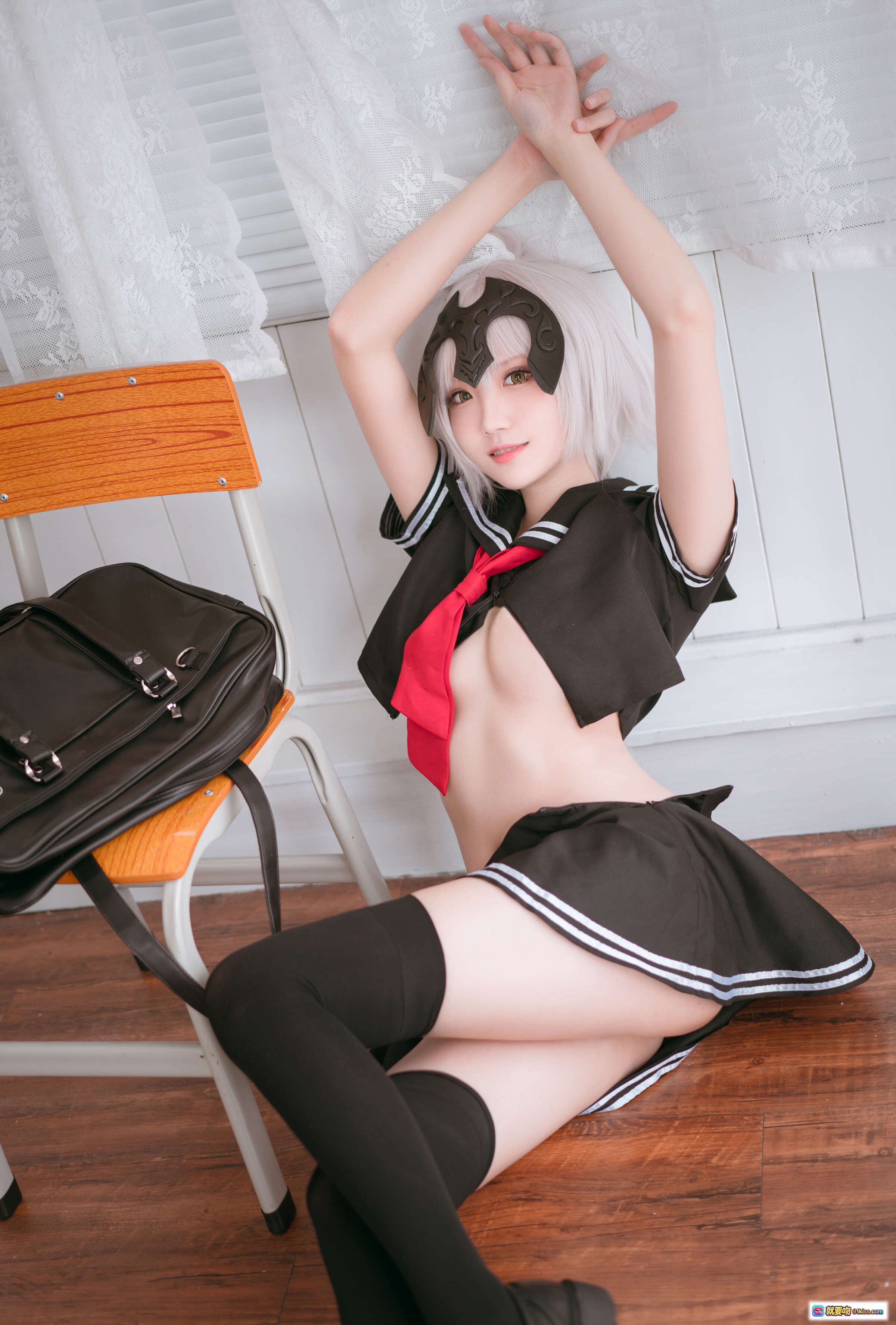 图片[10] - 瓜希酱NO.012黑贞德cos校服写真 黑色水手服红领结过膝袜教室坐姿美腿性感私房照 - 就要吻