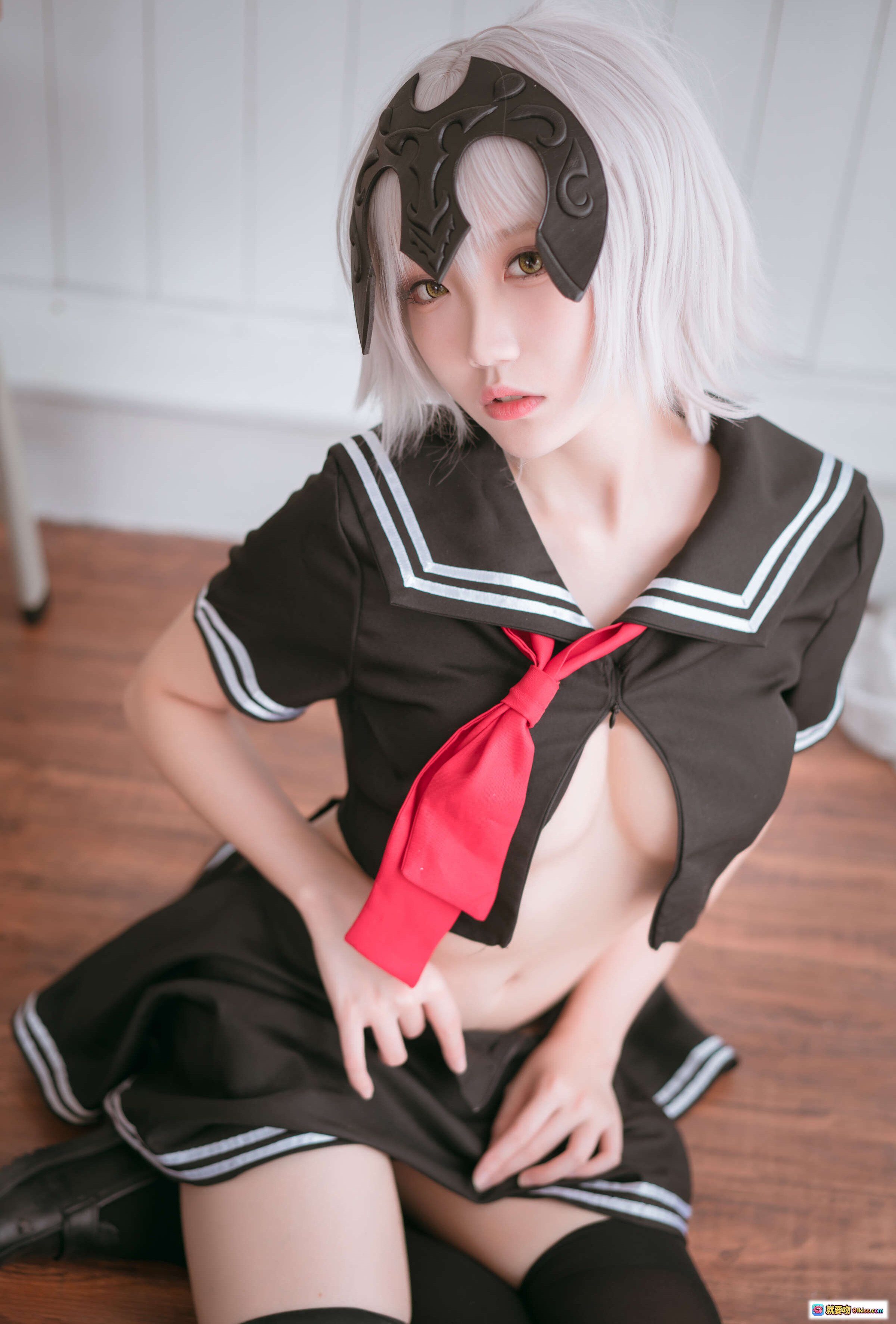 图片[9] - 瓜希酱NO.012黑贞德cos校服写真 黑色水手服红领结过膝袜教室坐姿美腿性感私房照 - 就要吻