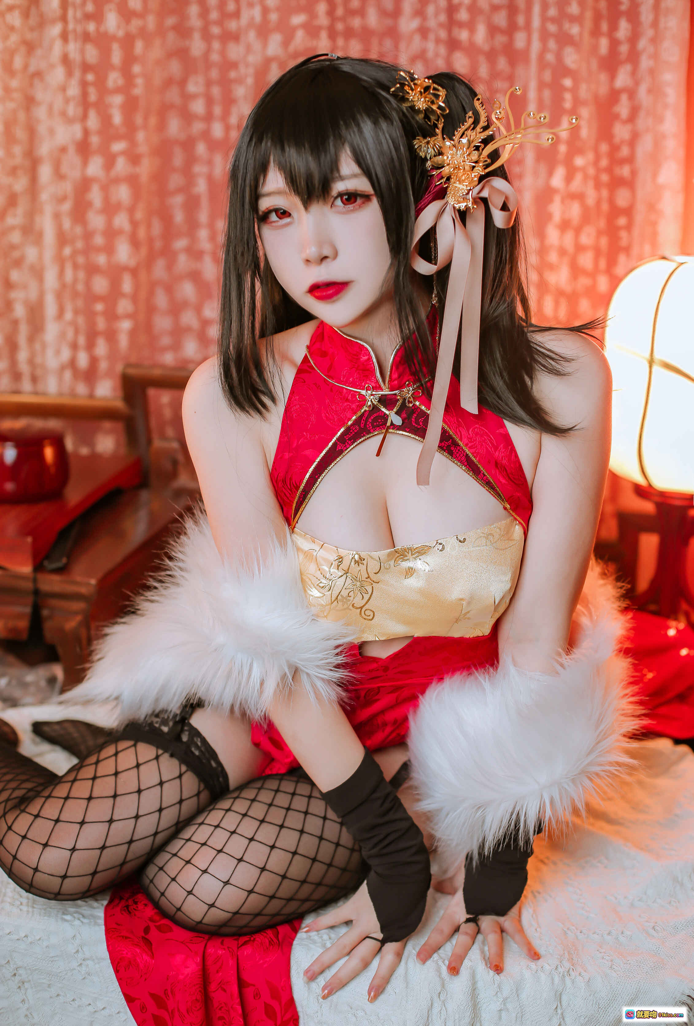 图片[3] - 二佐Nisa NO.030 大凤旗袍Cosplay 红金刺绣露肩旗袍 黑发红瞳 金色凤冠 白毛绒装饰 性感古风写真 41P高清图集 - 就要吻