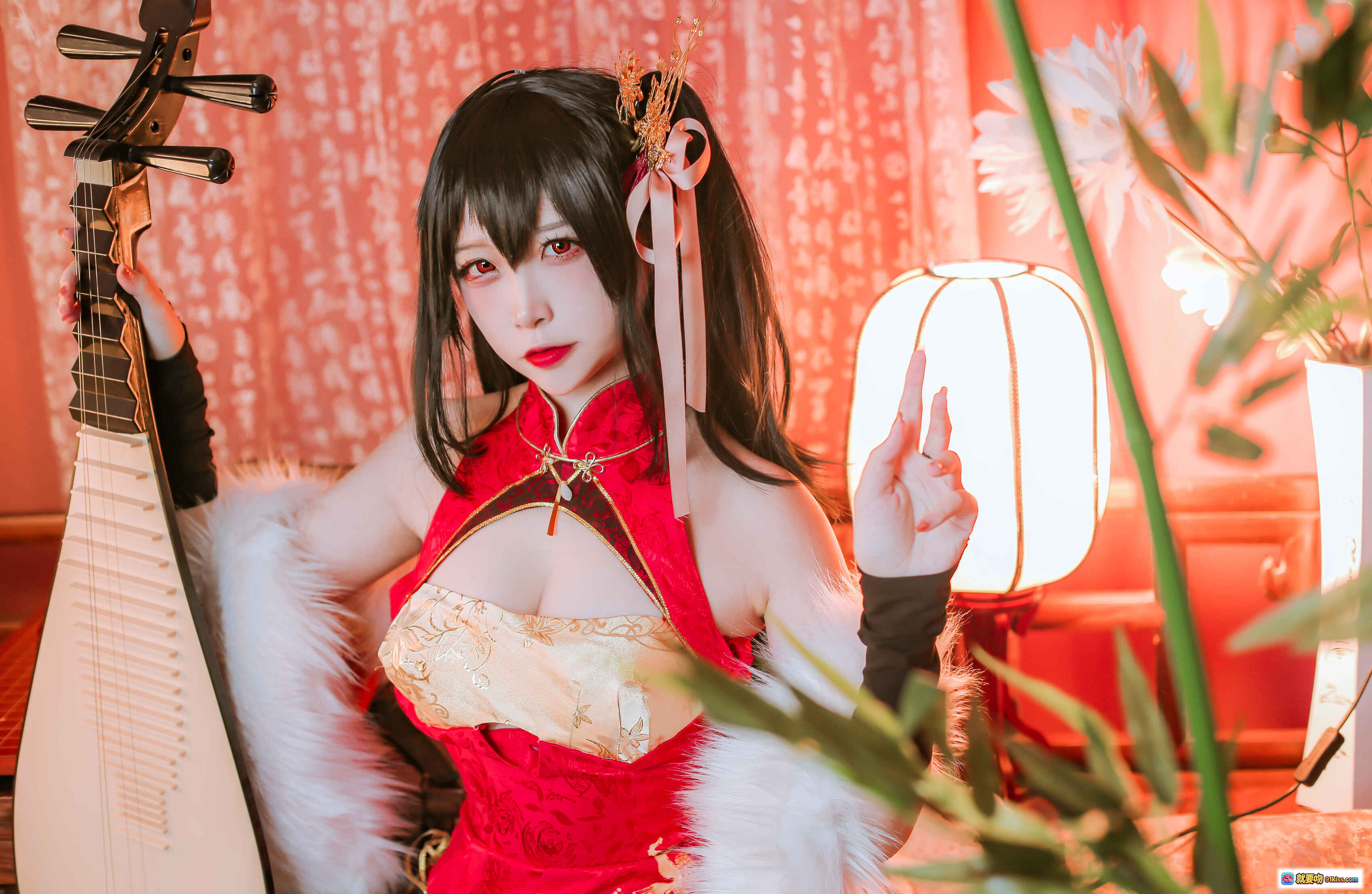 二佐Nisa NO.030 大凤旗袍Cosplay 红金刺绣露肩旗袍 黑发红瞳 金色凤冠 白毛绒装饰 性感古风写真 41P高清图集 - 就要吻