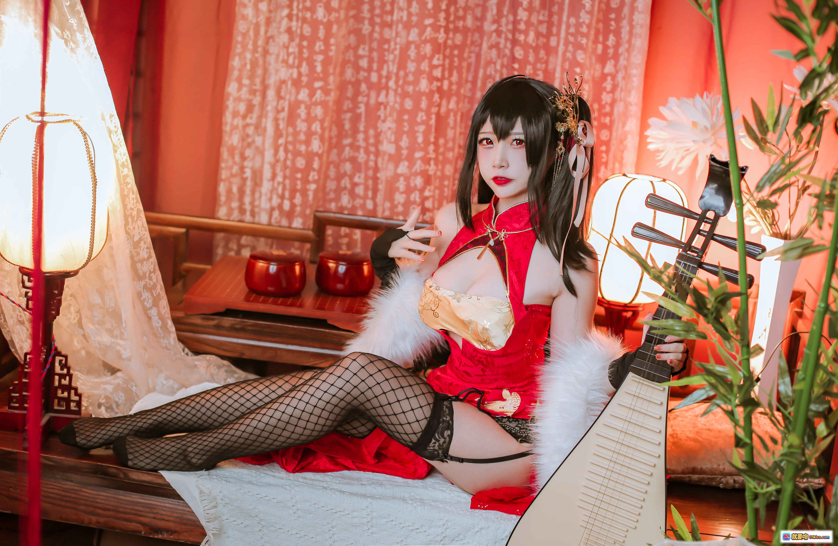 图片[6] - 二佐Nisa NO.030 大凤旗袍Cosplay 红金刺绣露肩旗袍 黑发红瞳 金色凤冠 白毛绒装饰 性感古风写真 41P高清图集 - 就要吻