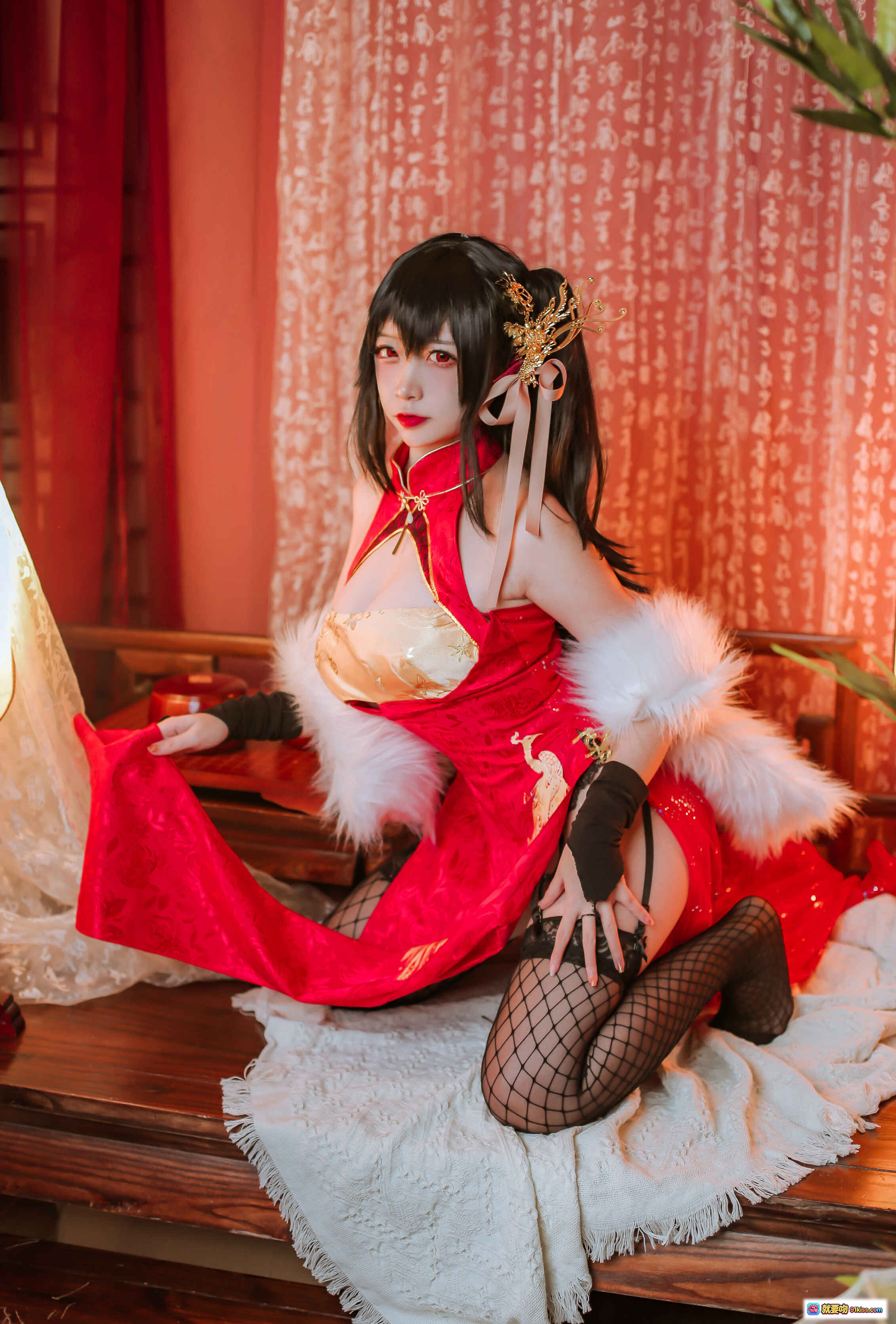 图片[8] - 二佐Nisa NO.030 大凤旗袍Cosplay 红金刺绣露肩旗袍 黑发红瞳 金色凤冠 白毛绒装饰 性感古风写真 41P高清图集 - 就要吻