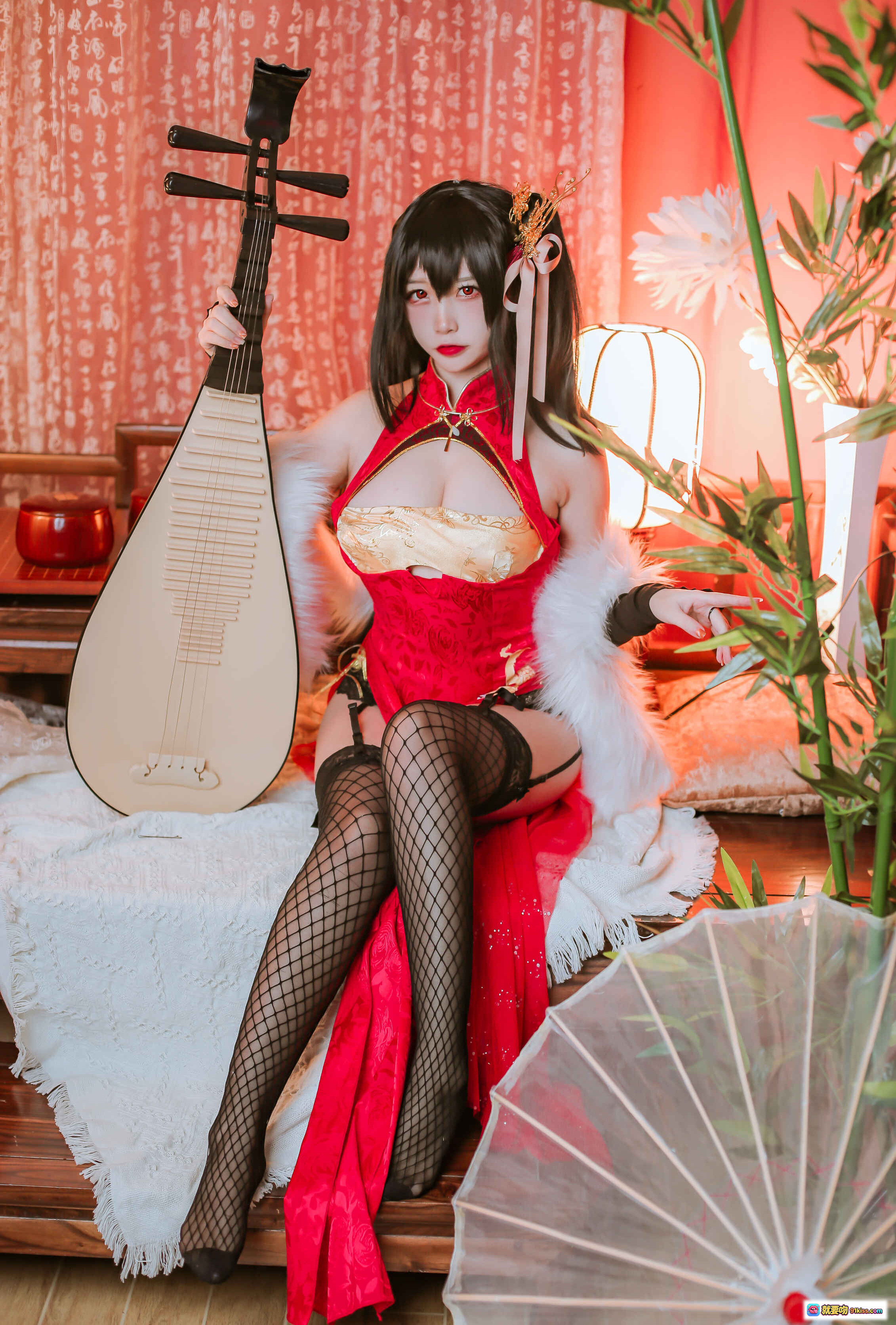 图片[4] - 二佐Nisa NO.030 大凤旗袍Cosplay 红金刺绣露肩旗袍 黑发红瞳 金色凤冠 白毛绒装饰 性感古风写真 41P高清图集 - 就要吻